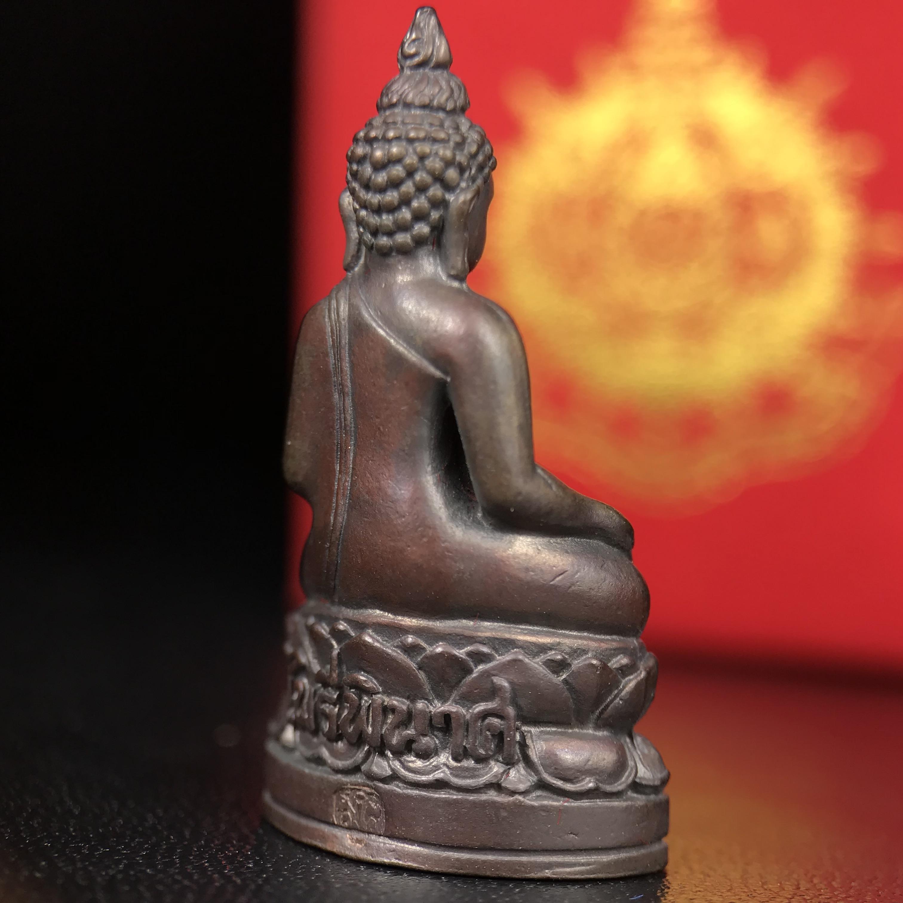 พระกริ่งไพรีพินาศ บรรจุเหล็กไหล ครั้งแรกและครั้งเดียวในประวัติศาสตร์ เฉลิมพระเกียรติ พระบาทสมเด็จพระเจ้าอยู่หัวรัชกาลที่9 พระชนมพรรษา 6 รอบ ปี2542 เนื้อนวโลหะผสมทองคำ(บรรจุเหล็กไหล)ดีนอก-ดีใน พิธีใหญ่ มวลสารเด่น (หายาก)