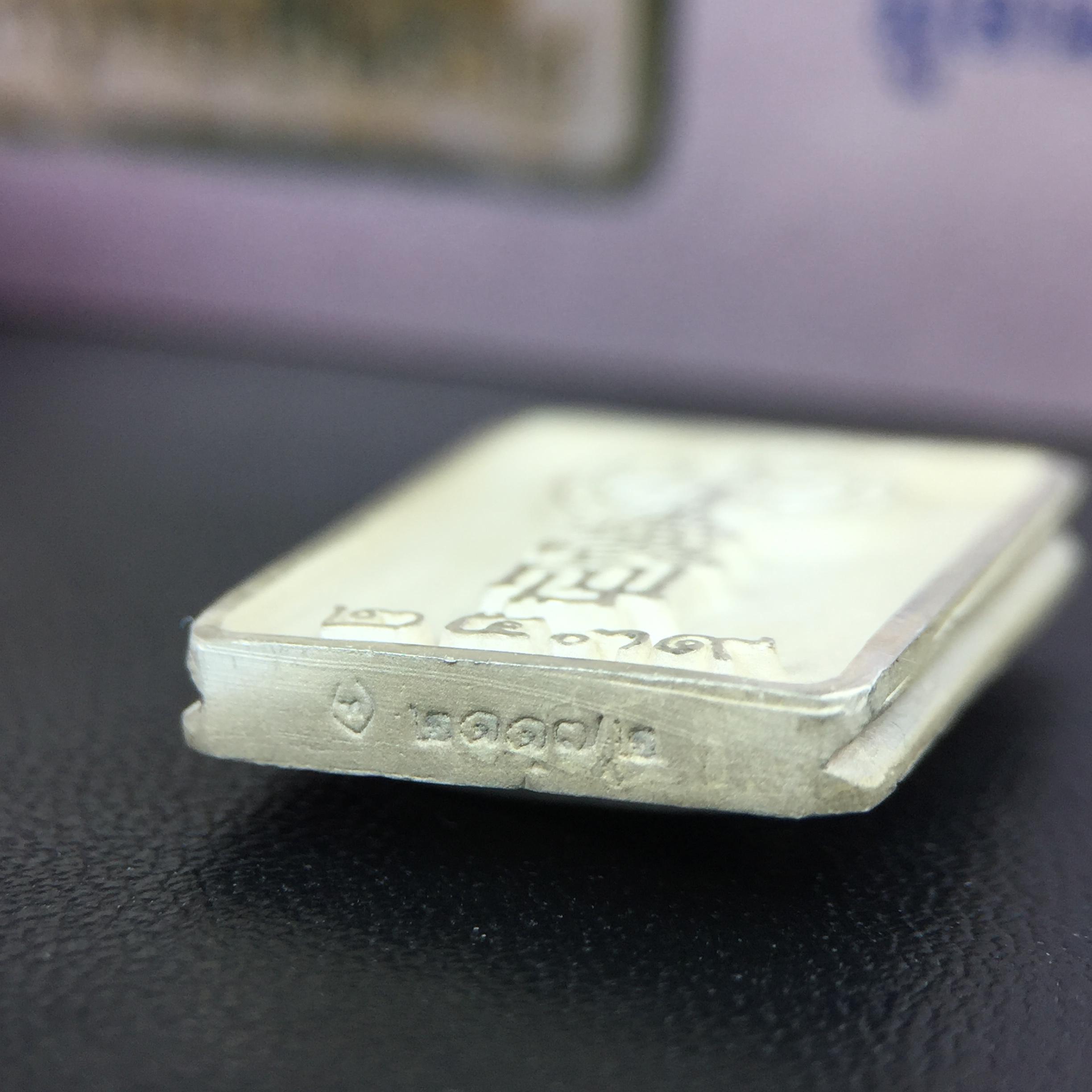 พระพุทธชินราช รุ่นเฉลิมพระเกียรติ สธ. เหรียญพิมพ์สี่เหลี่ยมเนื้อเงิน 99.99% พ.ศ. 2539 จัดสร้างโดยมูลนิธิสิรินธร กล่องและการ์ดใบรับรองเดิมครบสมบูรณ์