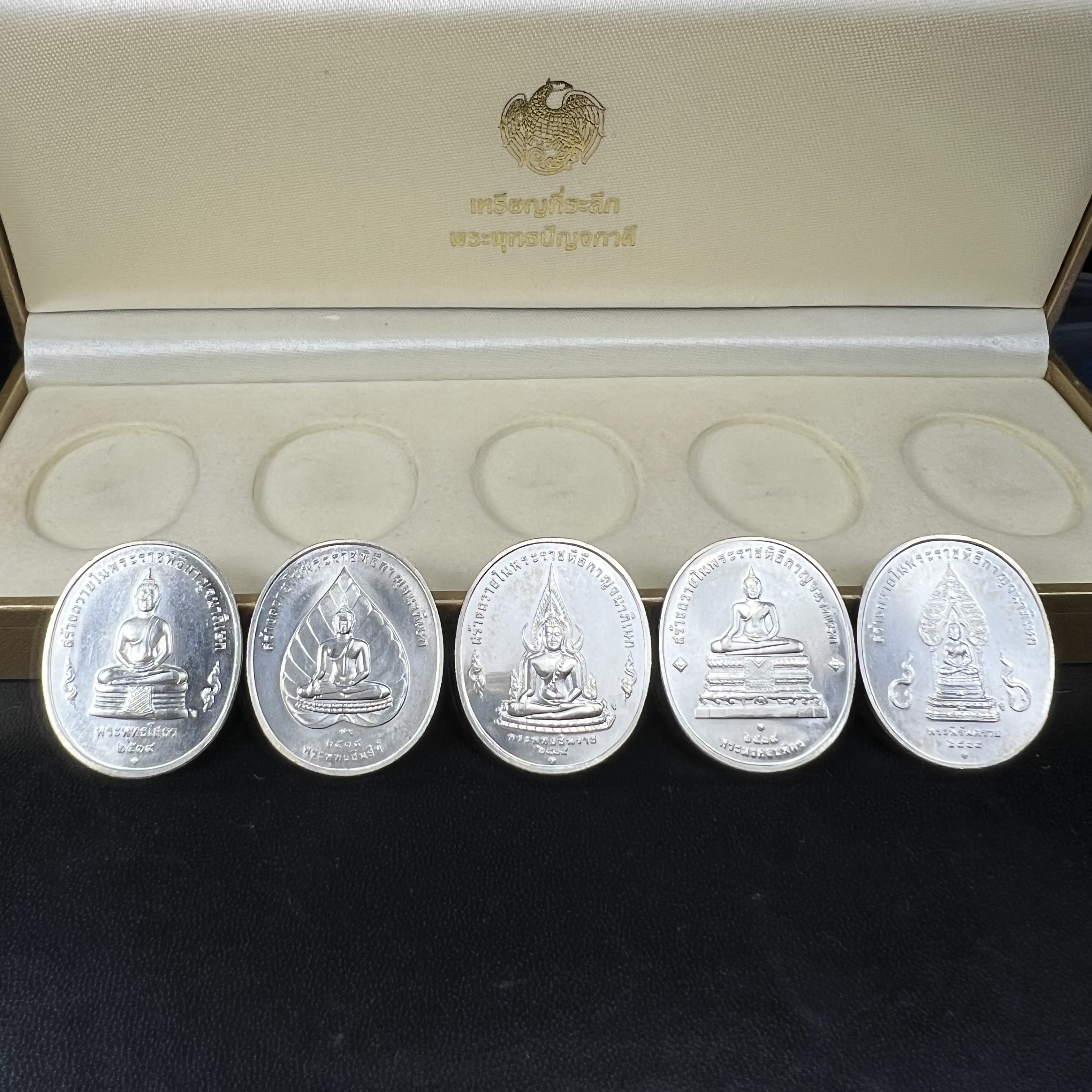 ชุดเหรียญพระพุทธปัญจภาคี ปี 2539 ครบชุด 5 เหรียญ พิมพ์ใหญ่ขนาดสูง 3 ซม. เนื้อเงิน โค๊ต ง.(เงิน) บล็อกกษาปณ์ พร้อมกล่องบรรจุซีนซองเดิมครบสภาพสวย เนื่องในมหามงคลวโรกาสที่ในหลวงรัชกาลที่ 9 ทรงครองสิริราชสมบัติครบ 50ปี พิธีใหญ่ ณ พระอุโบสถวัดพระแก้ว