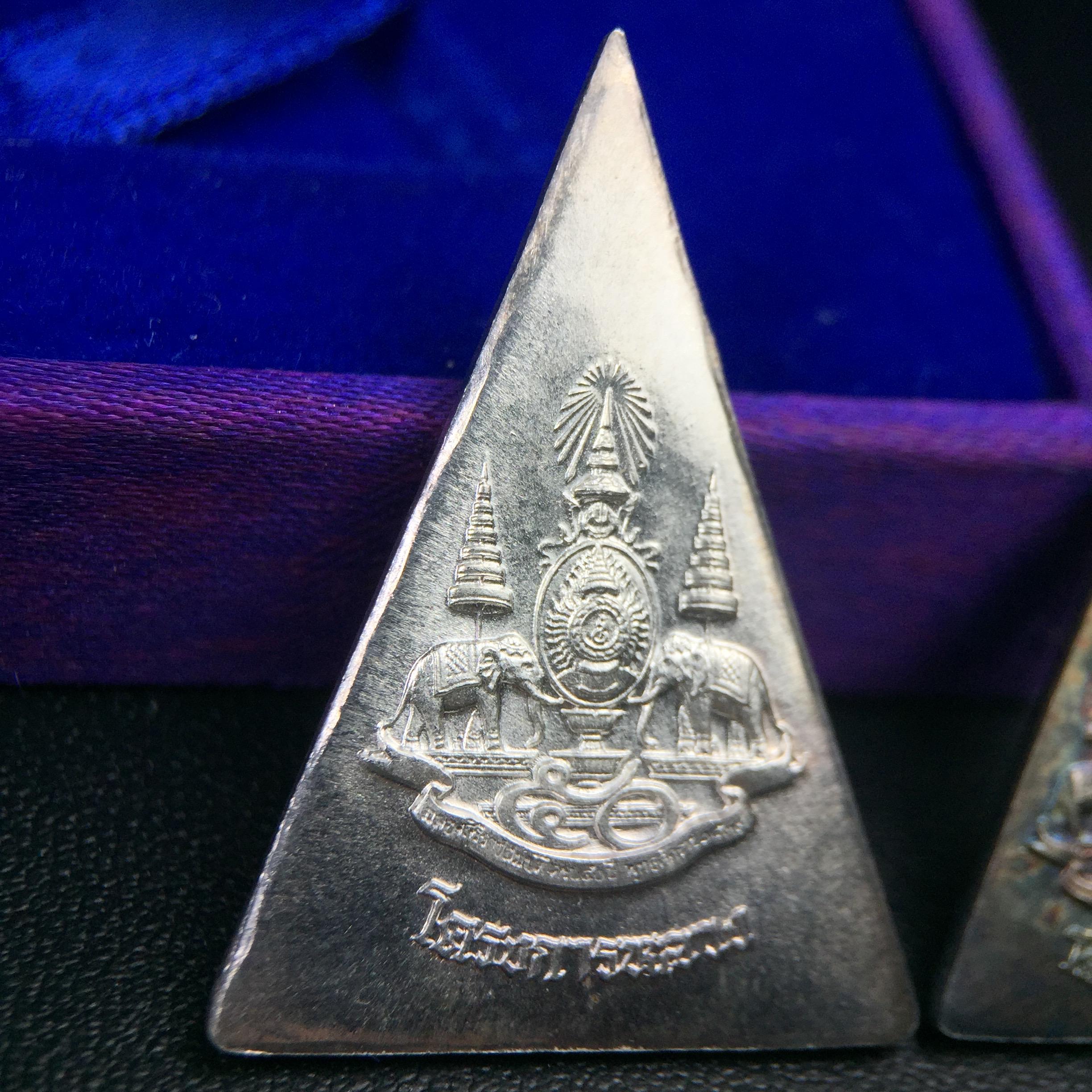 พระพุทธนวราชบพิตร พระพิมพ์จิตรลดา โครงการหลวง ปี2539 (พิมพ์ใหญ่+พิมพ์เล็ก) เนื้อเงินผิวเดิมขึ้นสีรุ่ง สวย แบบนิยมพร้อมกล่องบรรจุเดิม พิธีใหญ่ ปลุกเสกวัดพระแก้ว(1ชุด 2 องค์)