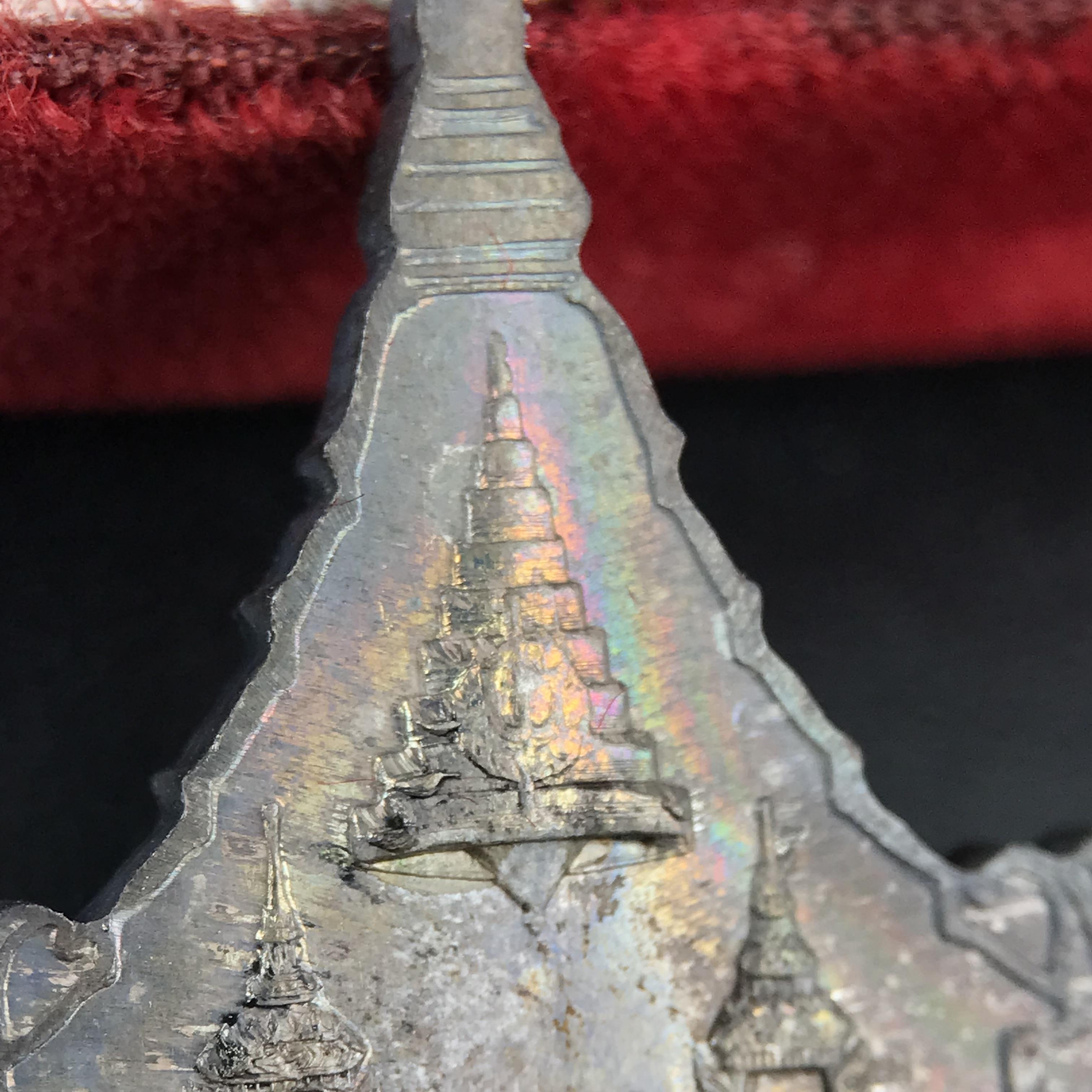 เหรียญพระพุทธญาณนเรศวร์ รุ่นแรก หลังพระปรมาภิไธย ภปร.และ สก.วัดญาณสังวราราม จ.ชลบุรี ปี 2527 เนื้อเงิน(ผิวเดิม ขึ้นรุ้งผิวน้ำทองกระจายทั่วเหรียญสวยมาก)ขนาด 2.3 x 3.8 ซม. พร้อมกล่องเดิม สมเด็จพระญาณสังวร ประธานในพิธีมหาพุทธาภิเษก(เนื้อเงินพบเจอน้อย หายาก)