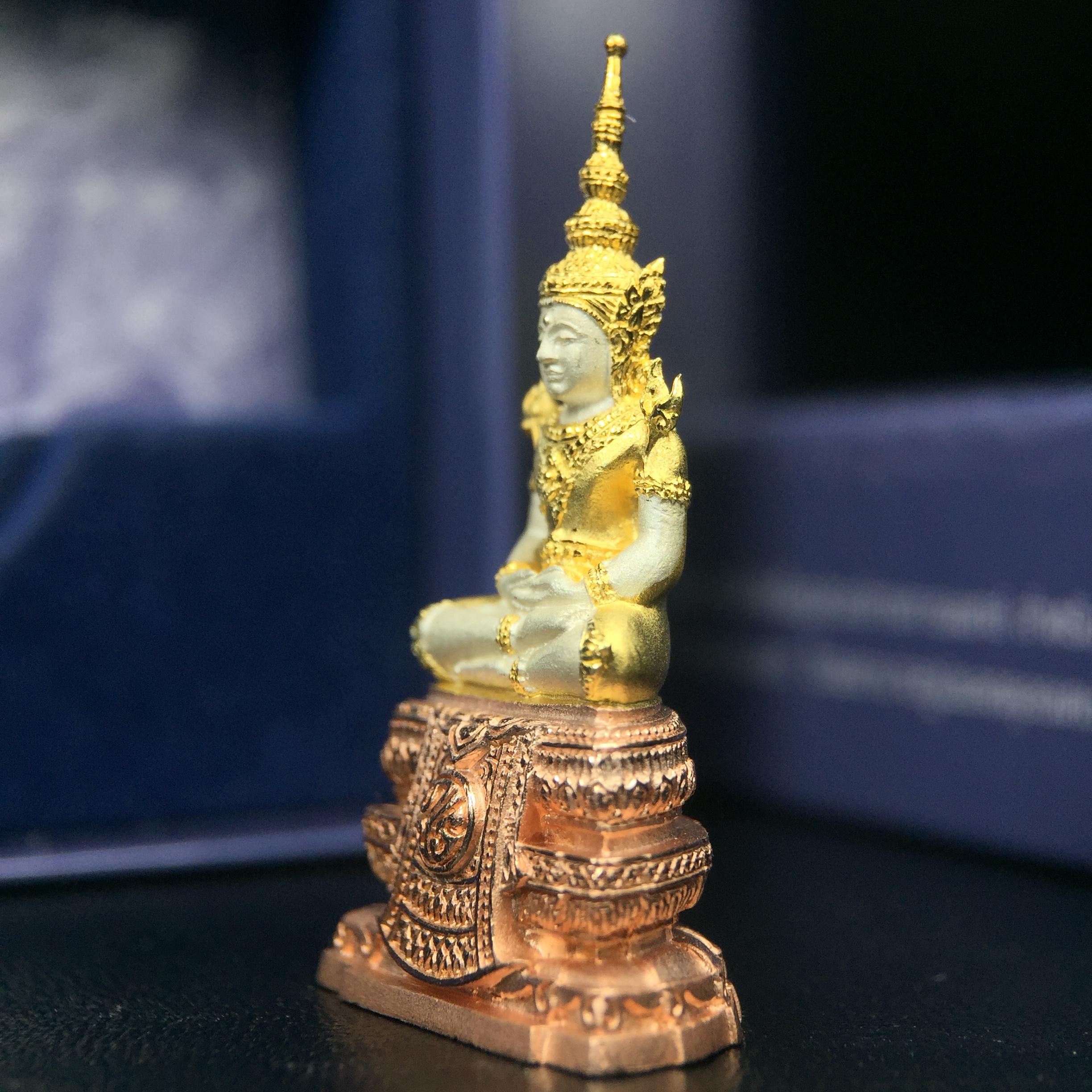 พระแก้วมรกต ภปร. ปี2547 จัดสร้างโดย รพ.ภูมิพลฯ เนื้อเงิน (3 กษัตริย์)ลอยองค์ หน้าตัก 1/2 นิ้ว งดงามทรงคุณค่าอีกหนึ่งรุ่นยอดนิยม หายาก(1ใน3000องค์)