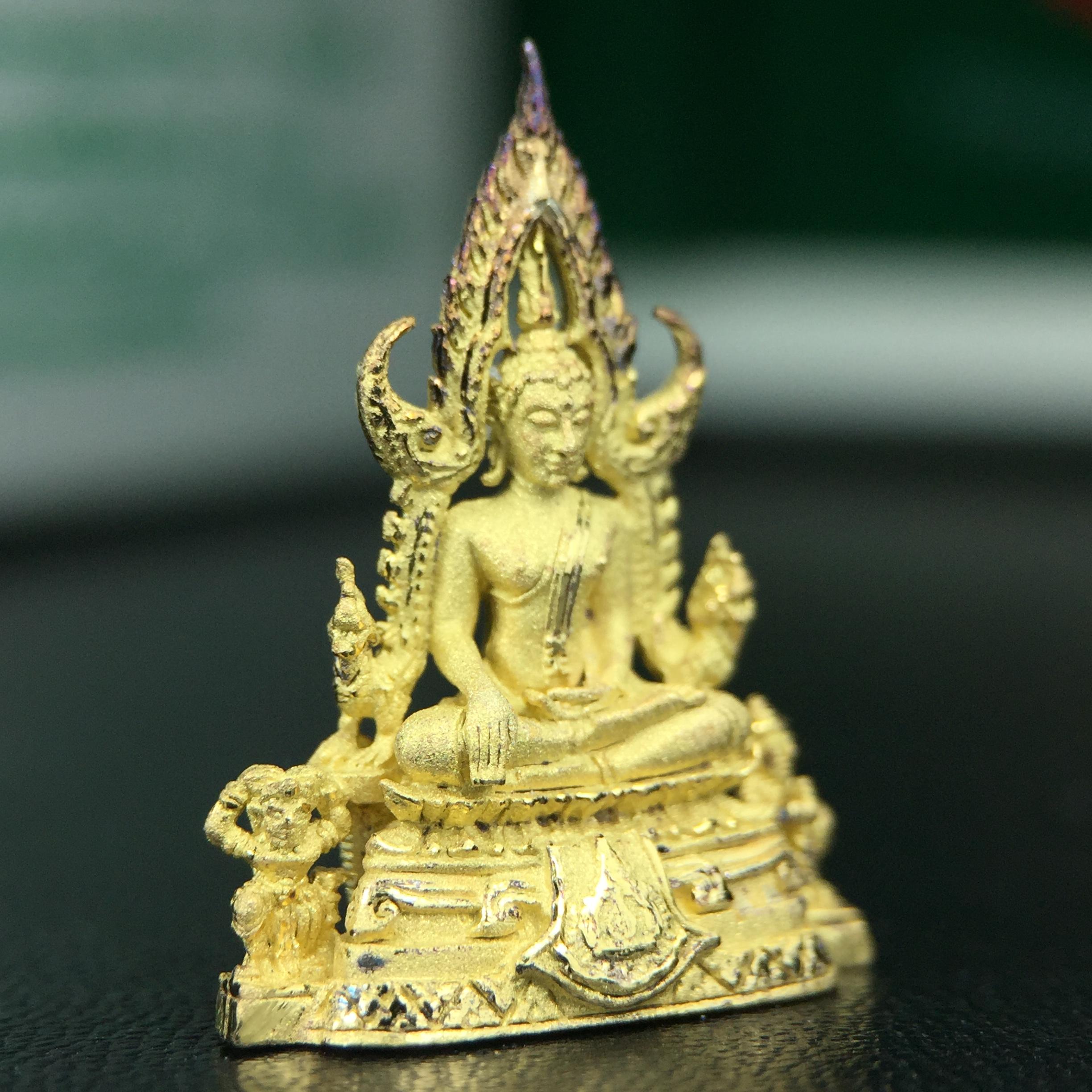 พระพุทธชินราช ภปร. ในวโรกาสพระราชพิธีมหามงคล เฉลิมพระชนมายุ6รอบ 5ธันวาคม2542 มูลนิธิพิทักษ์ดวงตาประชาชน จัดสร้าง เนื้อเงินบริสุทธิ์ 99.9% แบบชุบทองประกายเพชร 3 ไมครอน พิมพ์กลาง ขนาดสูง 2.4 ซม. พร้อมกล่องบรรจุเดิม