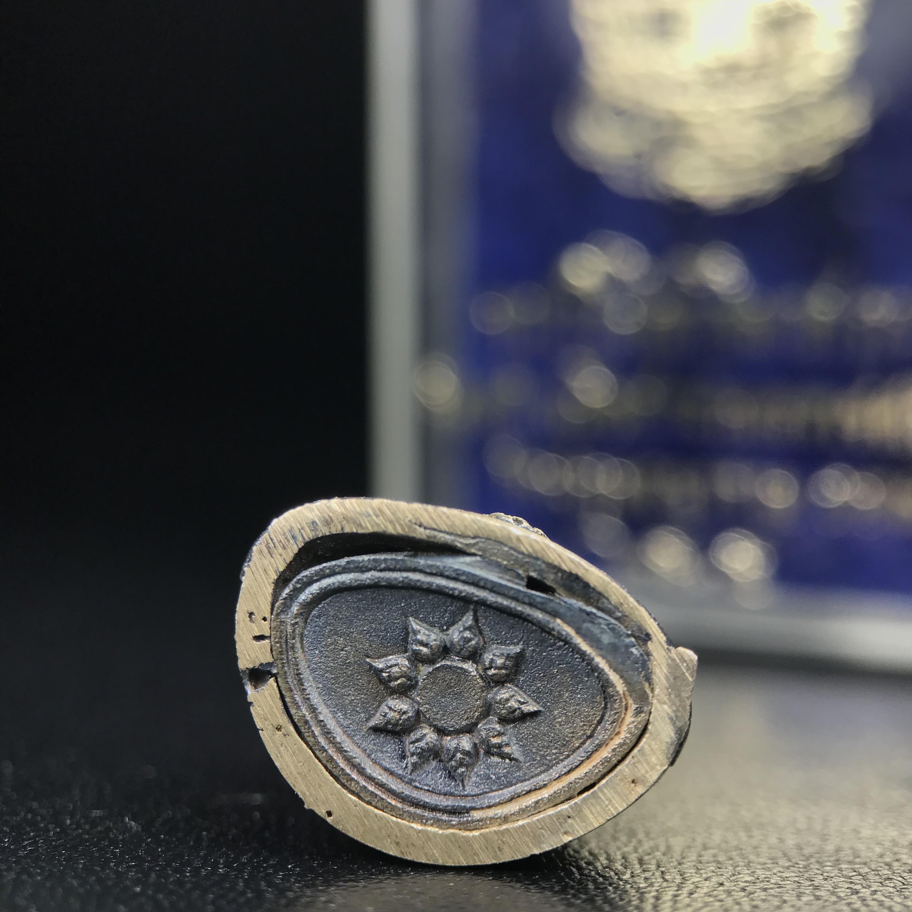 พระกริ่งไพรีพินาศ ภปร. รุ่นแรกของประเทศไทย วัดปทุมวนาราม ปี 2535 เนื้อเงิน(ผิวเดิม ผิวขึ้นรุ้งทั่วองค์ สวย งดงาม)(เข้มขลังทรงอานุภาพยิ่งใหญ่ กำราบศัตรูพ่ายสิ้น) ขนาดสูง 3 ซม. พร้อมกล่องบรรจุเดิมครบสมบูรณ์ (ในหลวงรัชกาลที่9เสด็จเททอง)(1ใน3000องค์)นิยมหายาก