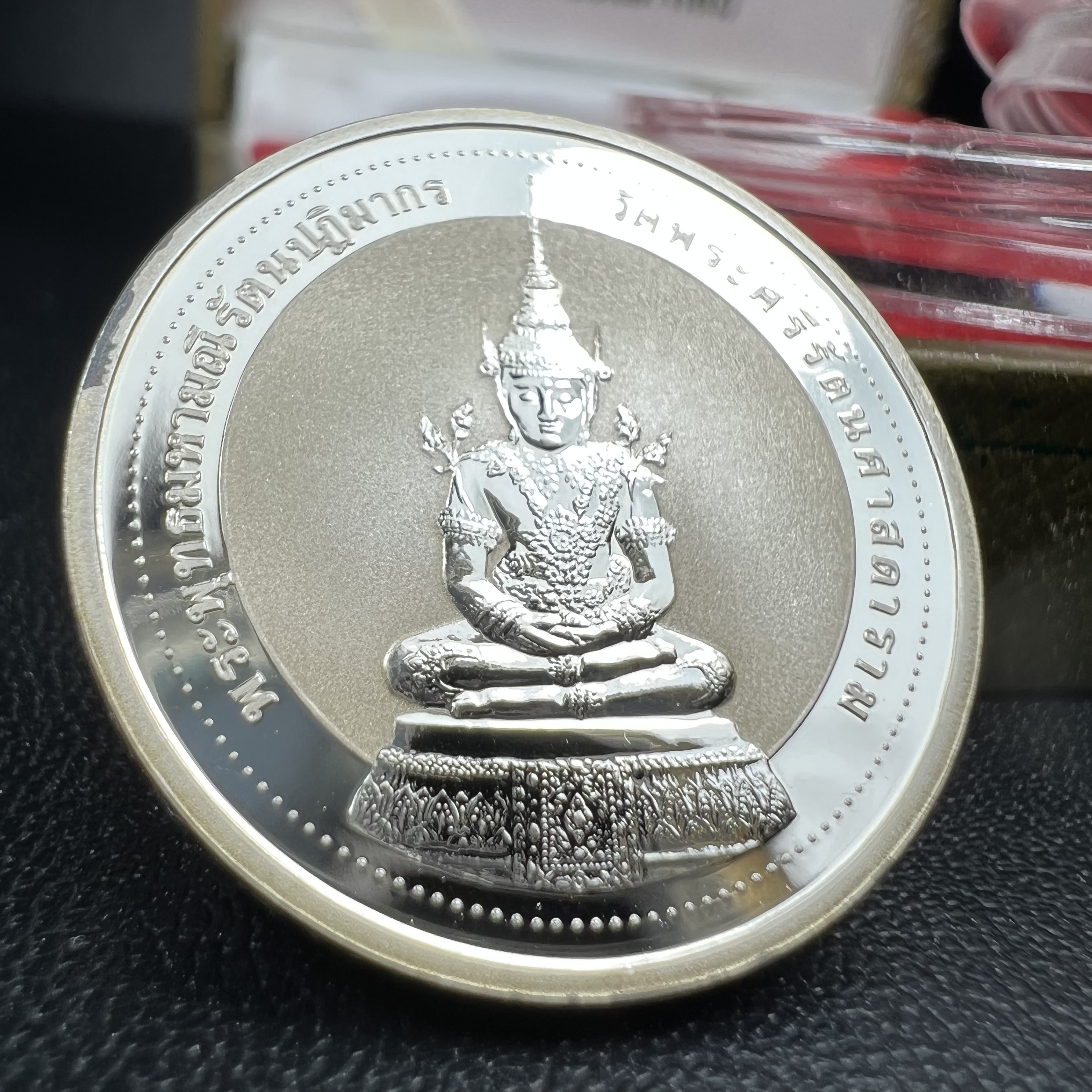 เหรียญพระแก้วมรกต ทรงเครื่องฤดูร้อน หลัง สธ. รุ่นเฉลิมพระเกียรติ สภาการศึกษามหามกุฏราชวิทยาลัย วิทยาเขตสิรินธรราชวิทยาลัย วัดบวรนิเวศวิหาร ปี 2537 เนื้อเงินขัดเงาสามมิติ 99.90%(หายากพบเจอน้อย) ขนาด 2.5 ซม.ผลิตโดยโรงงานกษาปณ์เพิร์ธ ประเทศออสเตรเลีย