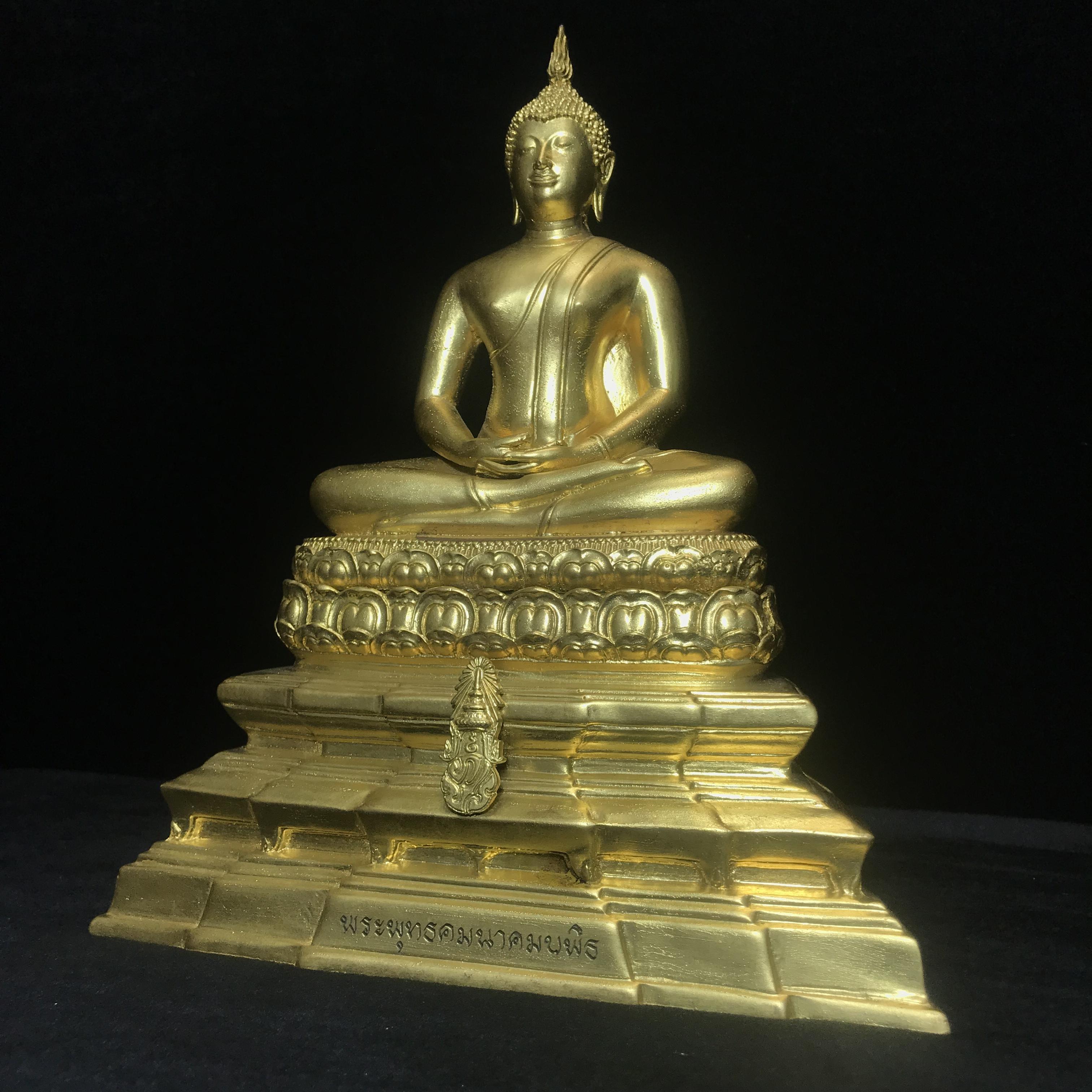 พระพุทธคมนาคมบพิธ (พระพุทธสิหิงค์จำลอง)(พระพุทธรูปประจำกระทรวงคมนาคม) ตรา ภปร. ครบรอบ 84 ปี กระทรวงคมนาคม พ.ศ.2539 เนื้อลำอู่แดงลงรักปิดทอง หน้าตัก 5 นิ้ว ปลุกเสก ณ วัดพระแก้ว พิธีใหญ่(1 ใน 3000 องค์)หายาก