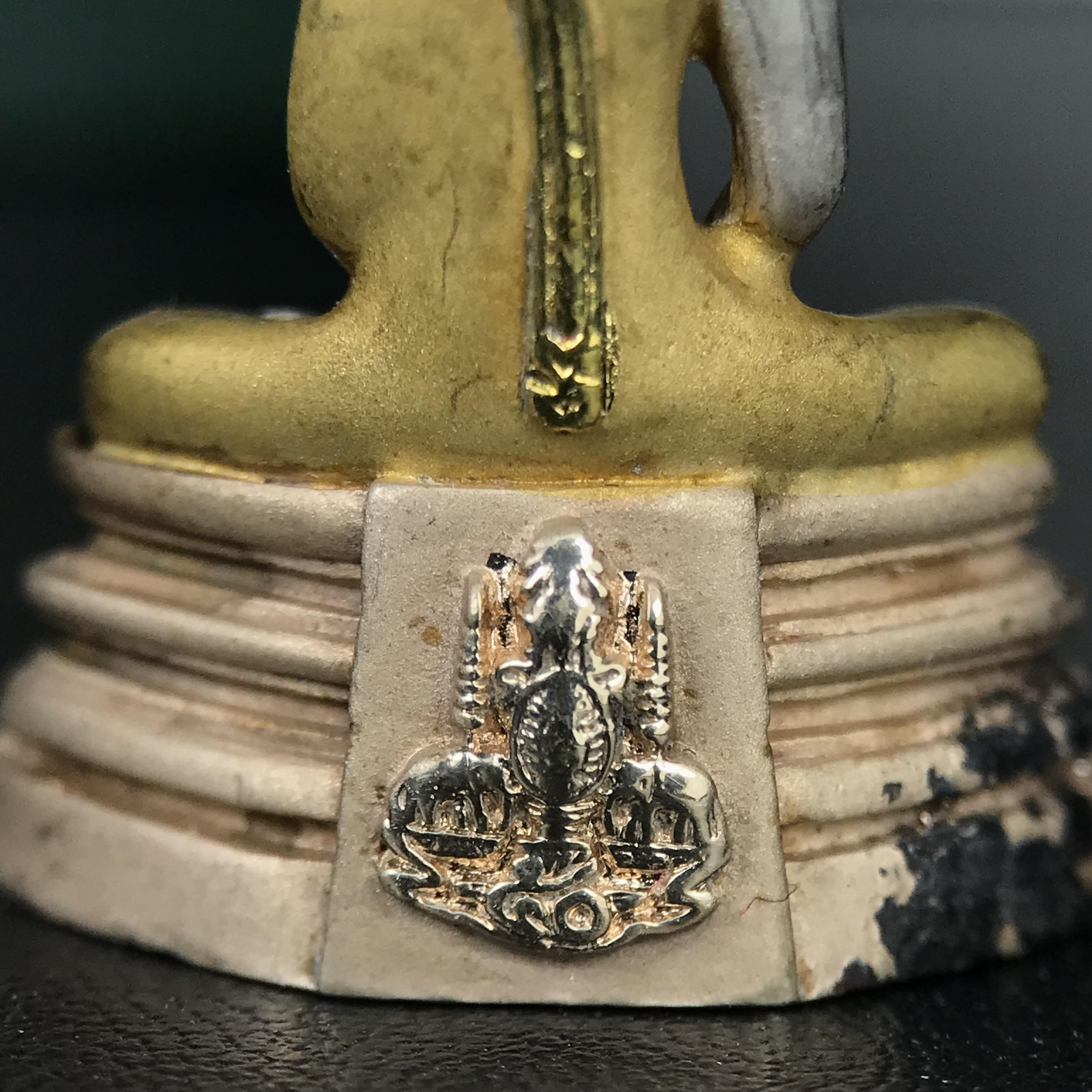 พระพุทธโสธร ภปร. รุ่นย้อนยุค สร้างพระอุโบสถ สมาคมชาวฉะเชิงเทรา จัดสร้าง ปี 2539 วโรกาสครองสิริราชสมบัติครบ 50 ปี เนื้อเงินชุบสามกษัตริย์ทรายนวลขัดเงาบางส่วน(สภาพผิวเดิม เก่าเก็บ) พร้อมกล่องบรรจุและใบรับรองเดิมครบ