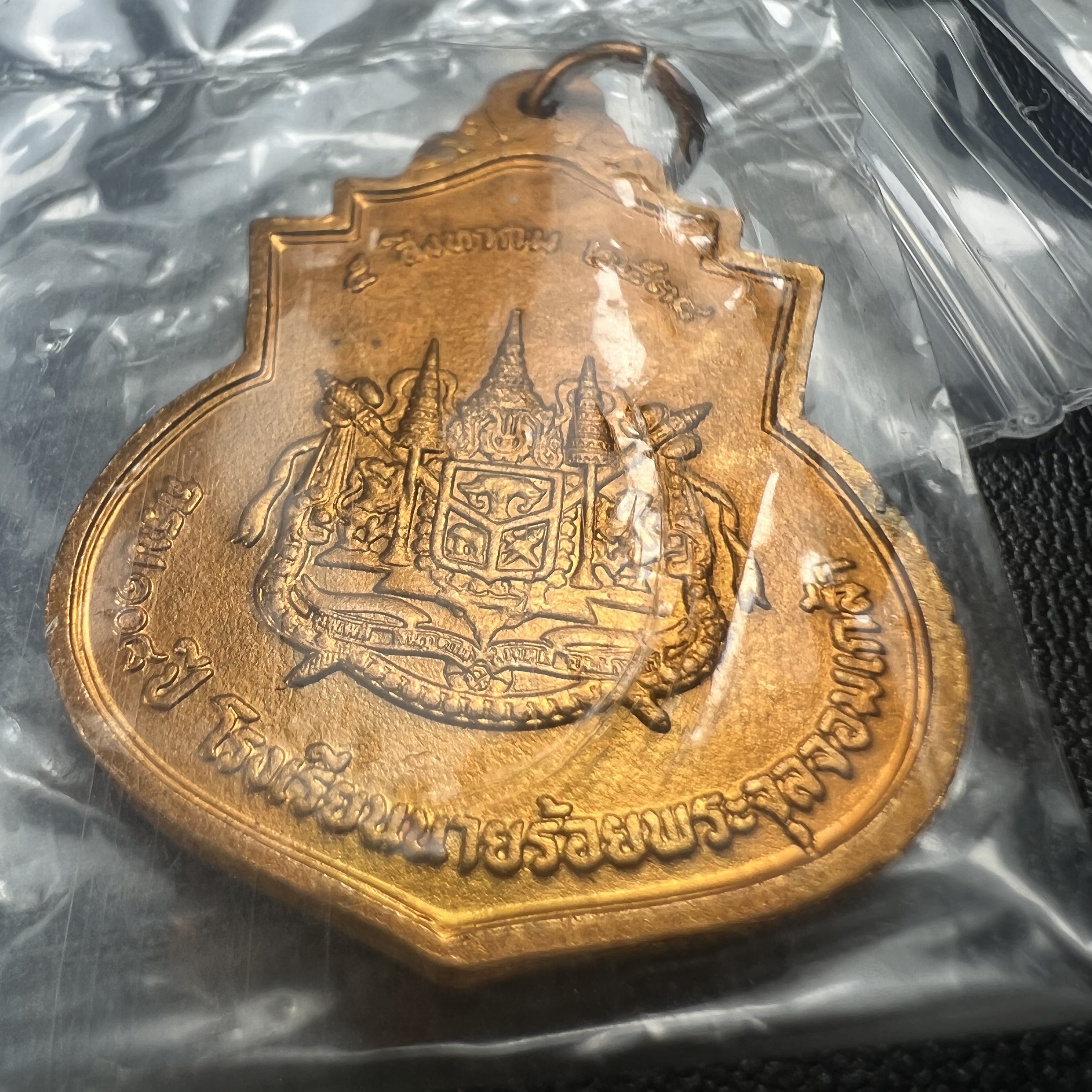 เหรียญที่ระลึกรัชกาลที่ 5 รุ่น ครบ 108 ปี โรงเรียนนายร้อยพระจุลจอมเกล้า ปี 2538 เหรียญเสมาเนื้อทองแดง (คัดสภาพสวยซีนซองเดิม ผิวเดิมสวยมาก) ผลิตโดย กองกษาปณ์ กรมธนารักษ์ สมเด็จพระญาณสังวร สมเด็จพระสังฆราช วัดบวรนิเวศวิหาร ทรงเป็นประธาน(นิยม พิธีใหญ่)