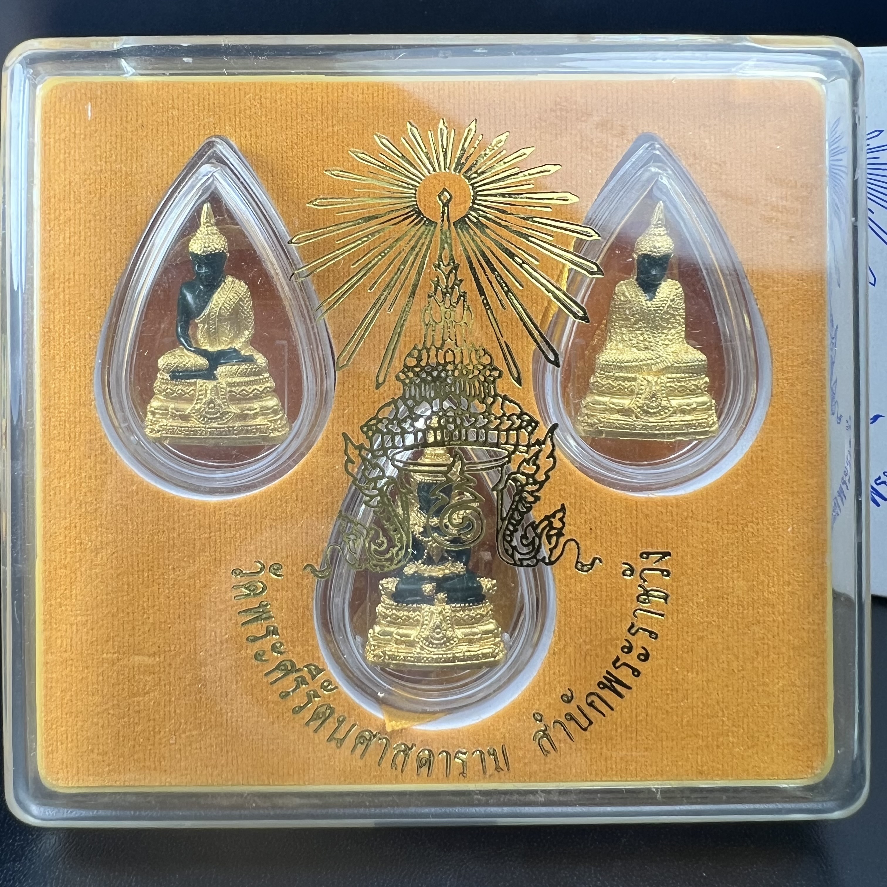 พระพุทธมหามณีรัตนปฏิมากร(พระแก้วมรกต) วัดพระศรีรัตนศาสดาราม สำนักพระราชวัง จัดสร้าง ชุด3 ฤดู ร้อน ฝน หนาว(บรรจุมวลสารใต้ฐาน)