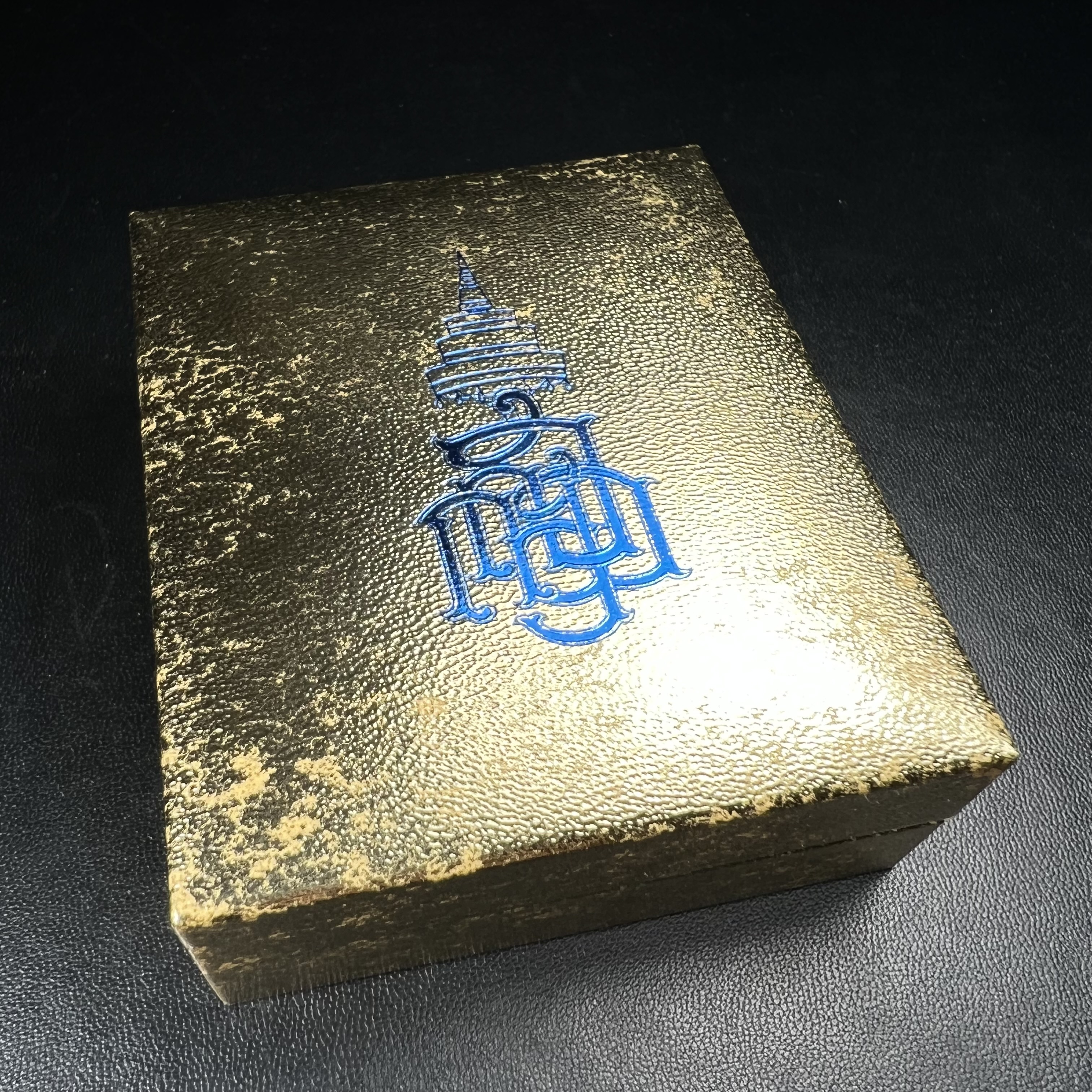 แหนบ ญสส. ๘๔ พรรษา ช้างสามเศียร รุ่นแรก วัดบวรนิเวศวิหาร สร้างในมหามงคลวโรกาสฉลองพระชนมายุ 84 พรรษา สมเด็จพระญาณสังวร สมเด็จพระสังฆราช 3 ตุลาคม 2540 เนื้อชุบทองลงยาราชาวดี พร้อมกล่องบรรจุเดิมครบ