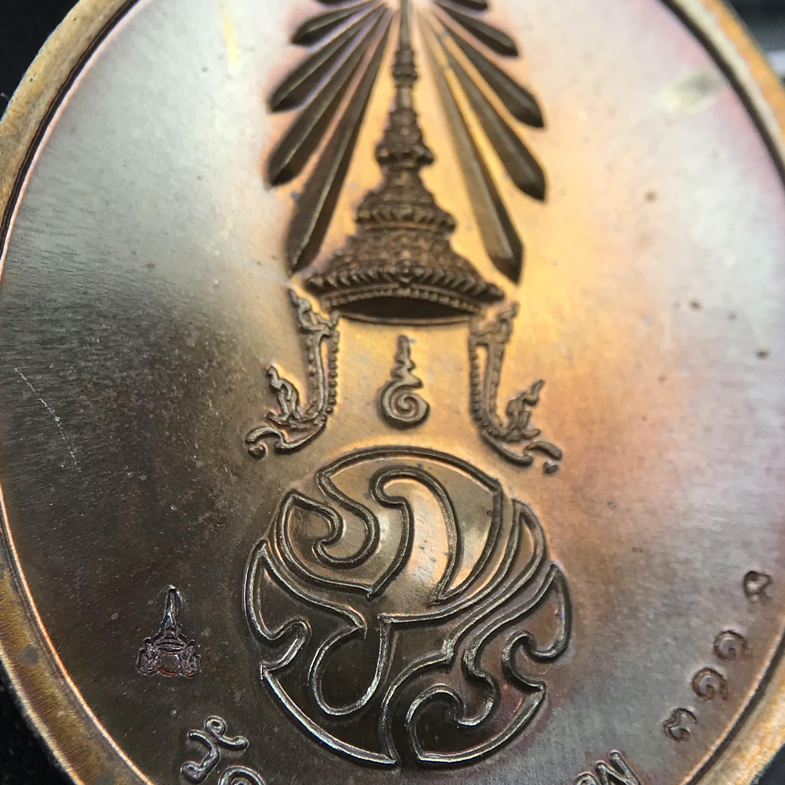 พระพุทธนวราชบพิตร ภปร. ที่ระลึก 7รอบ 84พรรษา ในหลวงรัชกาลที่ 9 วัดตรีทศเทพ จัดสร้าง พ.ศ. 2554 เหรียญเนื้อนวโลหะสภาพสวยกล่องเดิมครบ ตอกโค๊ตและหมายเลข ๓๑๑ (1 ใน 999 เหรียญ)หายากพบเจอน้อยมาก***นิมิตหมายแห่งคุณพระรัตนตรัย และความผูกพันระหว่างพระมหากษัตริย์กับ