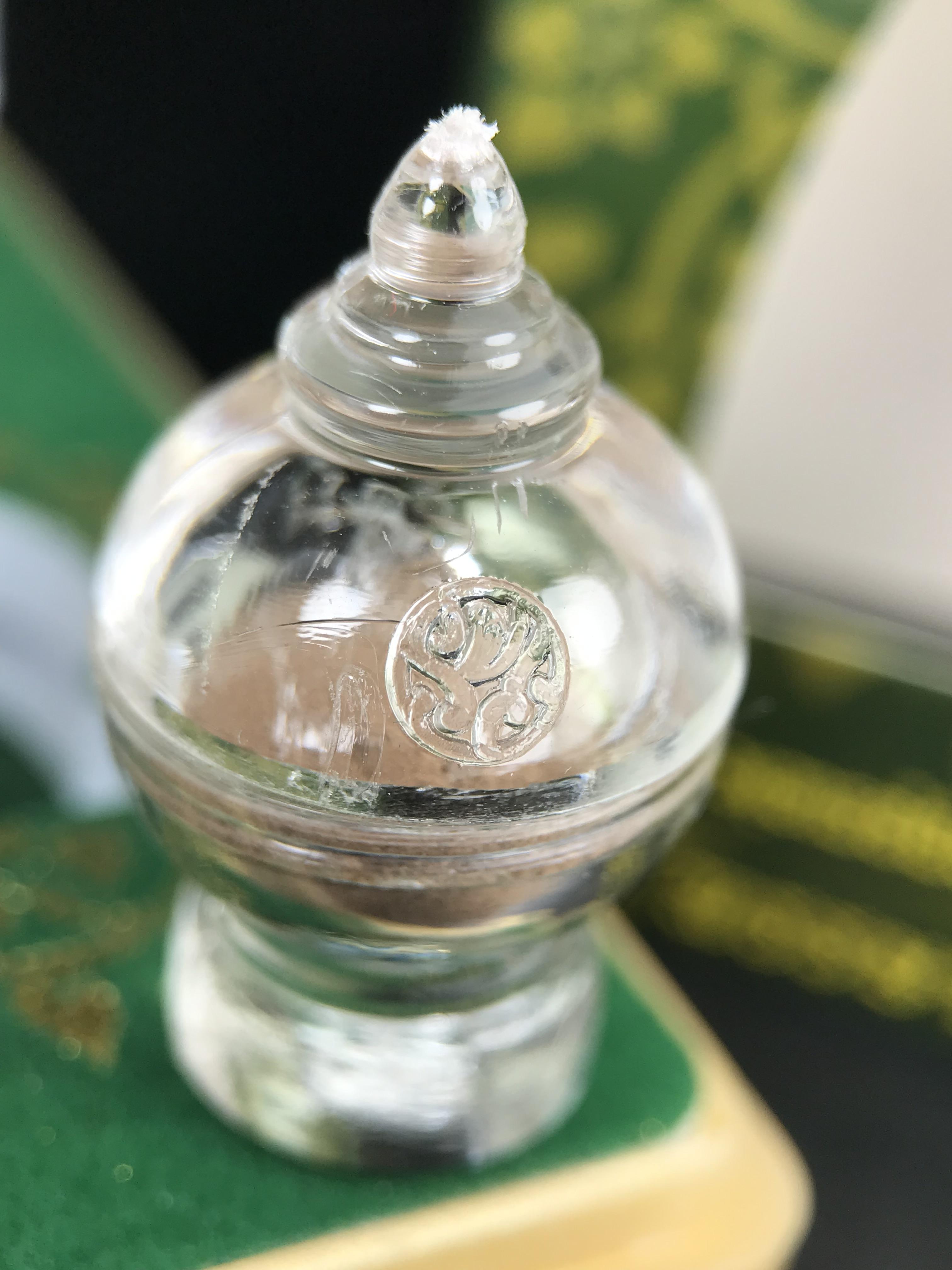 พระพุทธชินราช ภปร. 84 พรรษาในหลวงรัชกาลที่ 9 ปี 2554 พิมพ์กลางขนาดหน้าตัก 1/2 นิ้ว(สูง 3.8 ซม.) เนื้อเงินชุบทองคำขาว(สภาพผิวเดิมสวย) (พระราชทานมวลสาร จิตรลดาและเส้นพระเจ้า(เส้นผม)รัชกาลที่9)พุทธศิลป์ทรงคุณค่าอีกหนึ่งรุ่นยอดนิยม(องค์หมายเลข ๒๔๐๐)