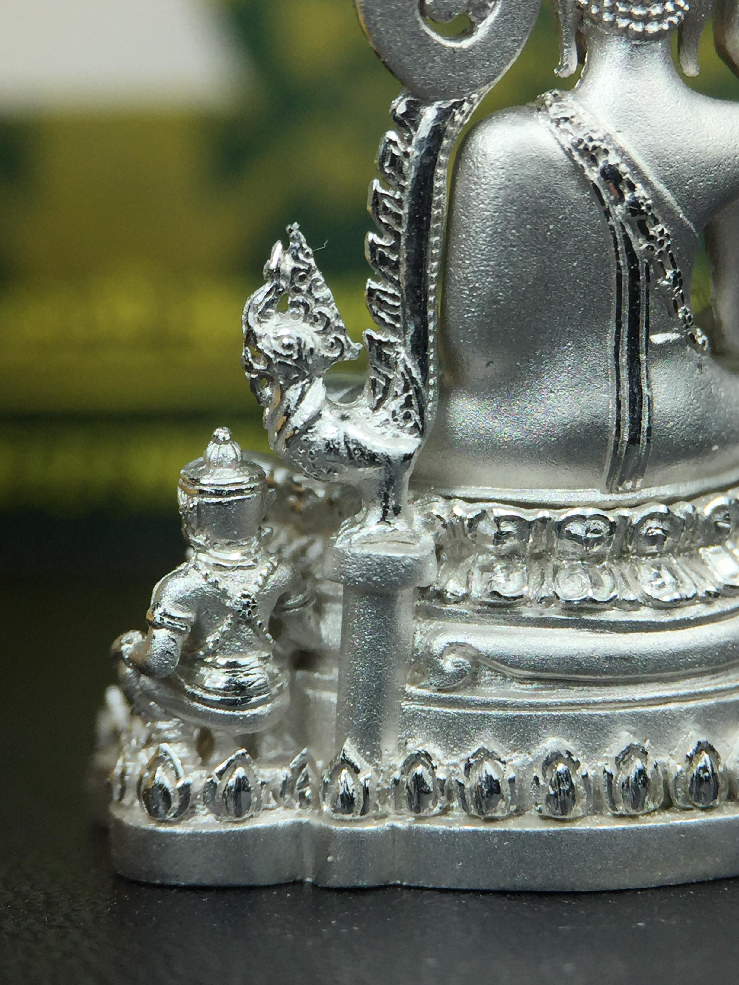 พระพุทธชินราช(จำลอง) ภปร. 84 พรรษา ปี 2554 เนื้อเงินชุบทองคำขาว พิมพ์กลางขนาดหน้าตัก 1/2 นิ้ว(พระราชทานมวลสาร จิตรลดาและเส้นพระเจ้า(เส้นผม)รัชกาลที่9)พุทธศิลป์ทรงคุณค่าอีกหนึ่งรุ่นยอดนิยม