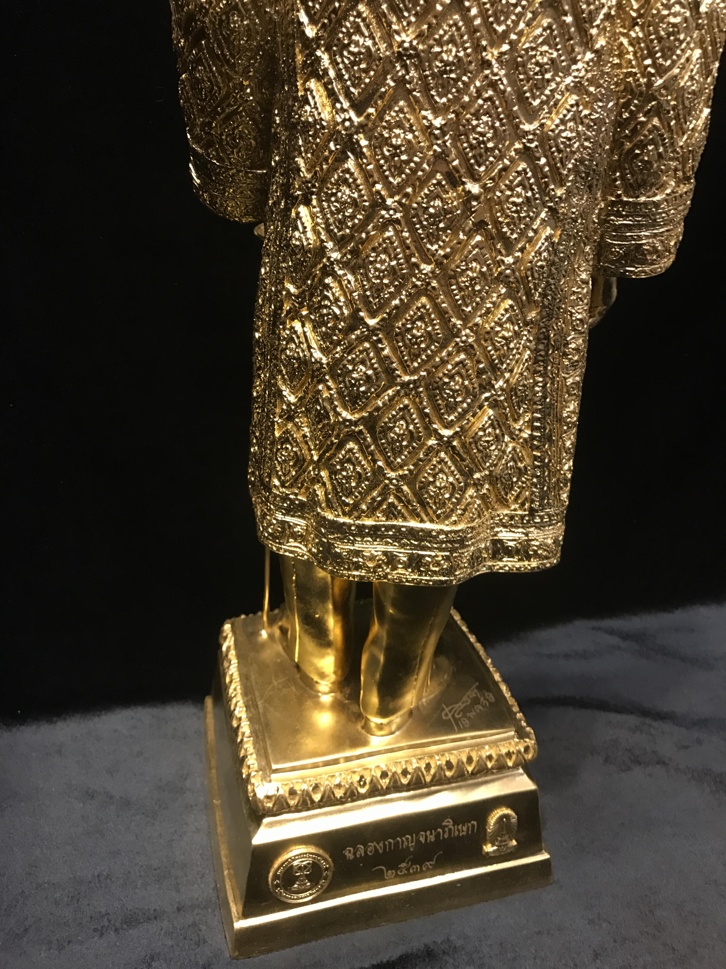 พระบรมรูปจำลองในหลวง รัชกาลที่ ๙ จัดสร้างโดย สมาคมศิษย์เก่าวิทยาศาสตร์ จุฬาลงกรณ์มหาวิทยาลัยและคณะวิทยาศาสตร์ จุฬาลงกรณ์มหาวิทยาลัย ปี2539(พร้อมกล่องบรรจุเดิมและใบรับรองจากผู้จัดสร้าง)