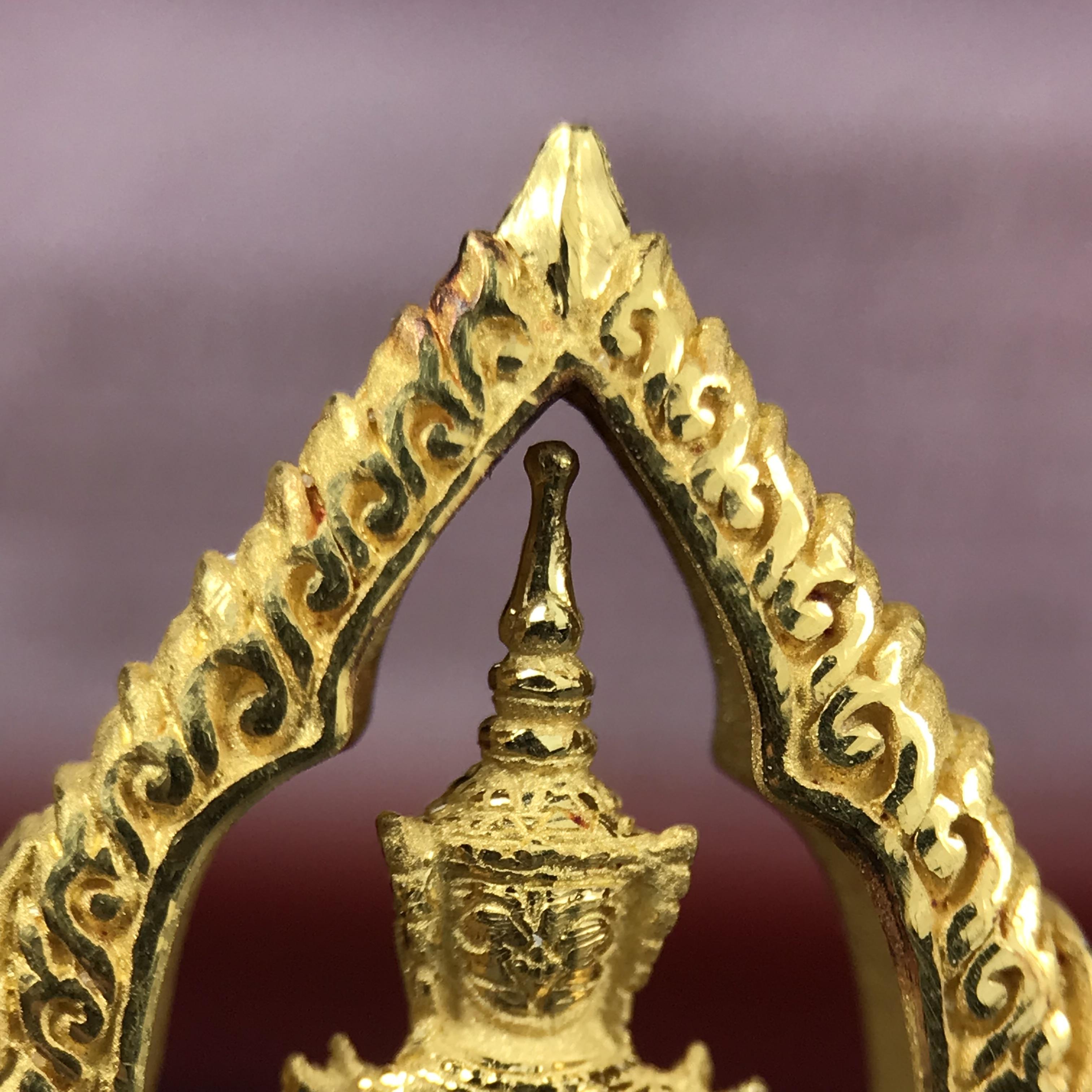 พระแก้วมรกต ภปร.(รุ่นแรก) ปี2545 รุ่นฉลองกรุงรัตนโกสินทร์ครบ 220 ปี พิมพ์ลอยองค์ทรงหยดน้ำ เนื้อทองคำบริสุทธิ์ 96.5%(11 กรัม) ขนาด 18*27 มม. พร้อมกล่องเดิมสวยครบสมบูรณ์(องค์หมายเลข ๙๙)(หมายเลขมงคลเจริญก้าวหน้าในทุกๆด้าน)สุดยอดมงคลแผ่นดินที่ควรเก็บรักษา