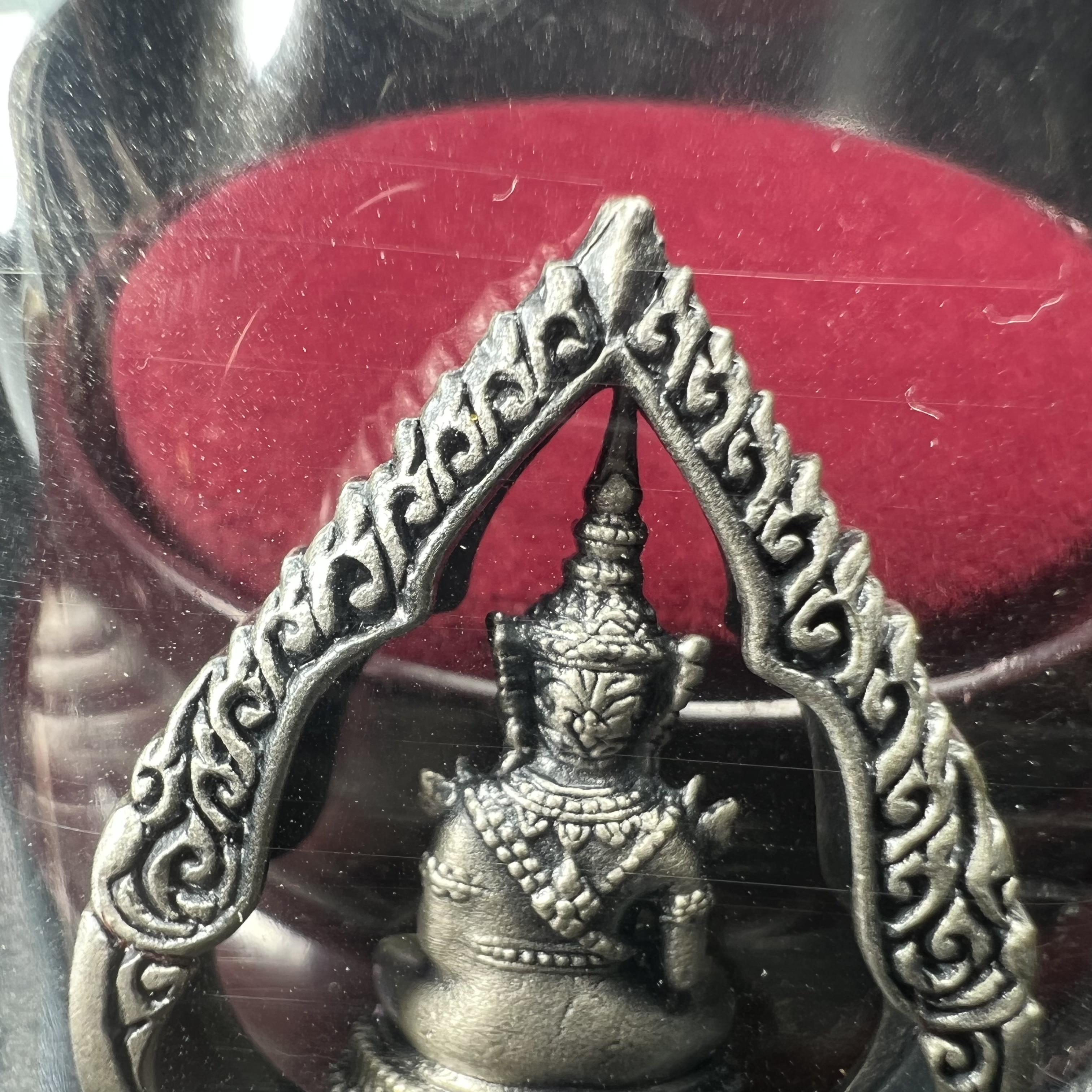 พระแก้วมรกต ภปร.(รุ่นแรก) ปี2545 รุ่นฉลองกรุงรัตนโกสินทร์ครบ 220 ปี พิมพ์ลอยองค์ทรงหยดน้ำ เนื้ออัลปาก้า ชุบเงินลงดำ ขนาด 18*27 มม. พร้อมครอบตั้งโชว์เดิม องค์พระซีนซองเดิม สวยครบสมบูรณ์