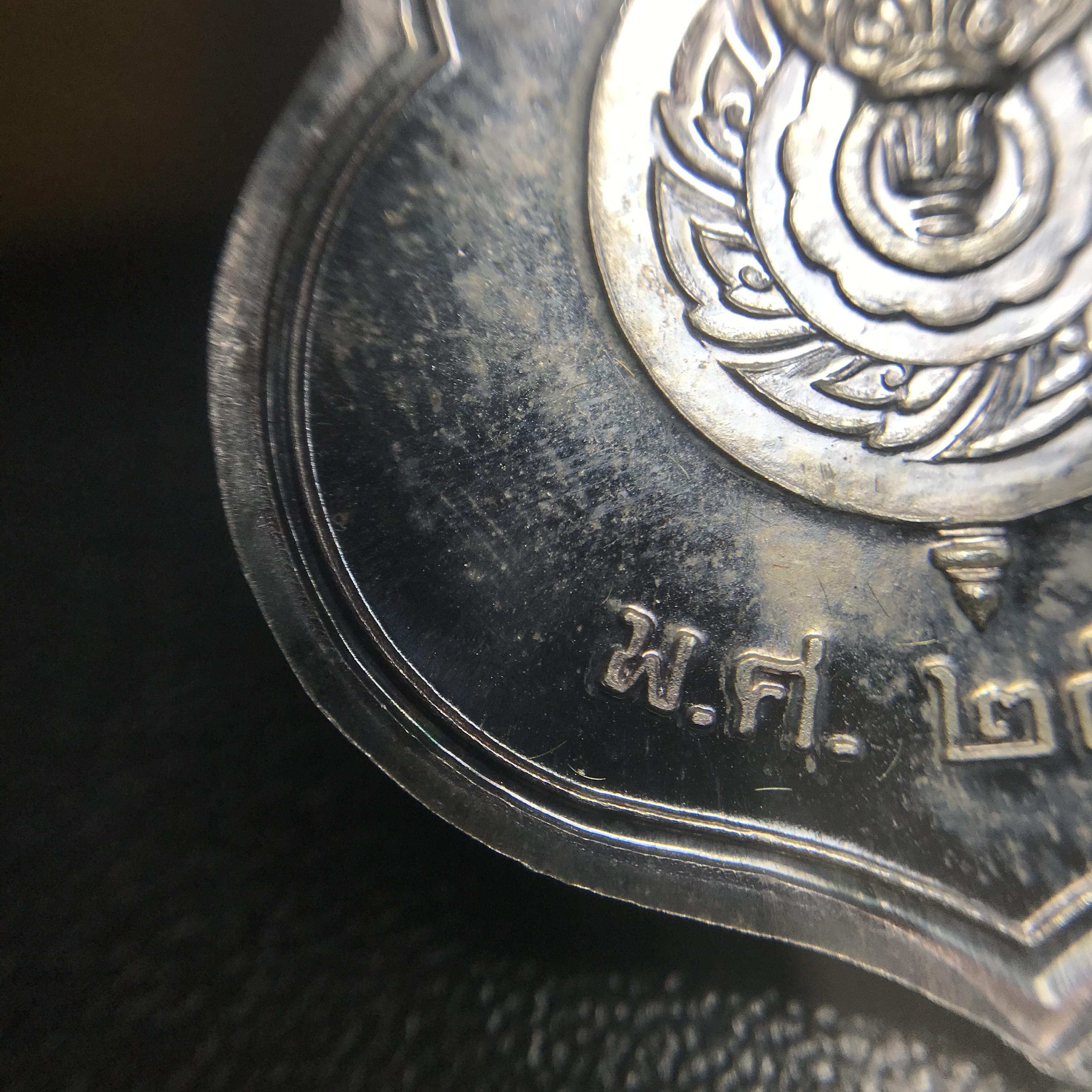 เหรียญพระบาทสมเด็จพระเจ้าอยู่หัว รัชกาลที่9ประทับนั่งบัลลังก์ กระทรวงมหาดไทยจัดสร้าง ปี2539 เนื้อเงินกล่องบรรจุเดิมสภาพสวย เนื้อเงินผิวเดิมขึ้นสีรุ้งธรรมชาติ แบบนิยม หายาก