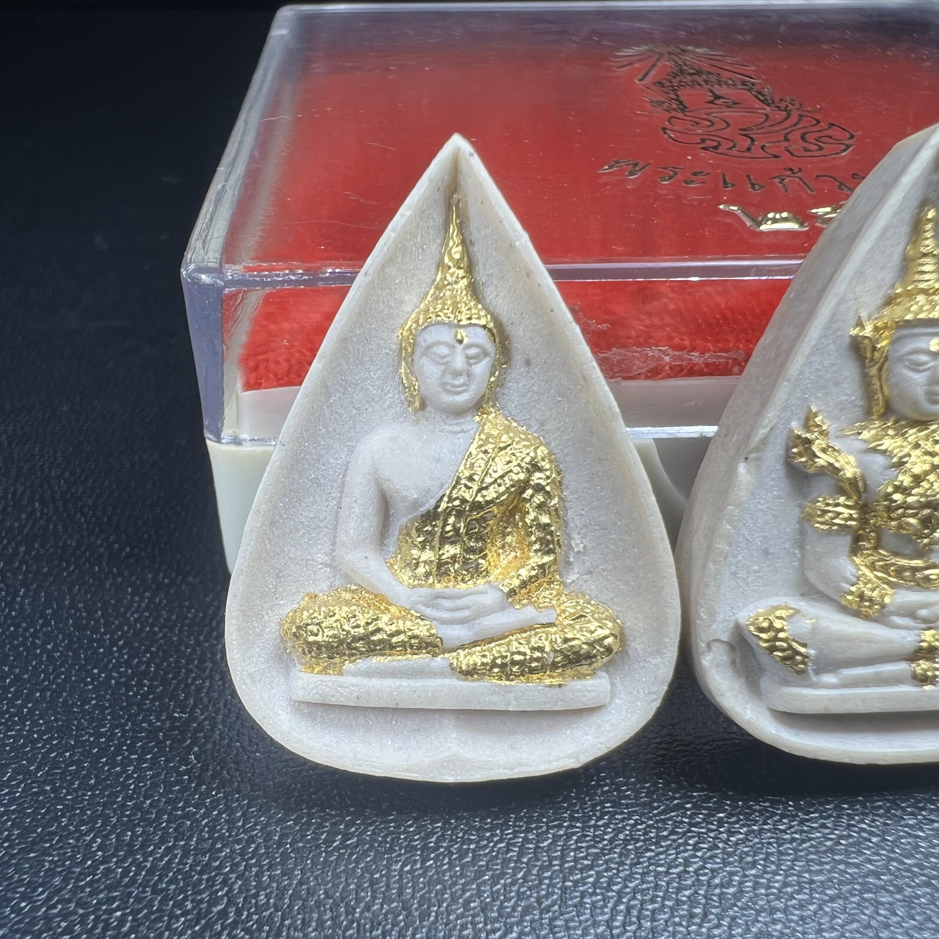 พระแก้วมรกต หลัง ภปร. เนื้อผง ปี2530 พระดี พิธีใหญ่ ประกอบพิธีพุทธาภิเษกพร้อมกับพิธีพระกริ่งปวเรศ ปี2530 วัดบวรนิเวศและวัดพระแก้ว(ครบชุดสามฤดูกล่องเดิมครบ)หายาก