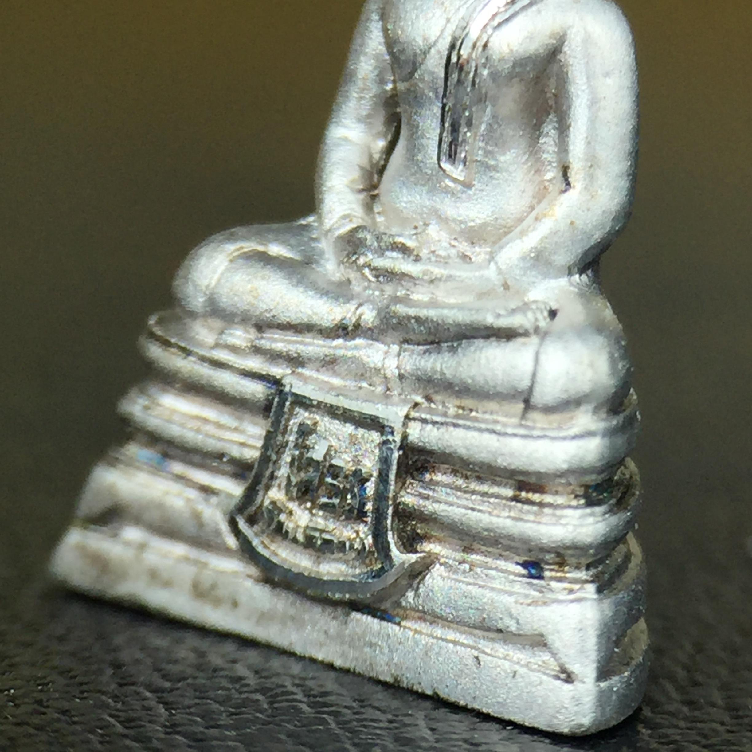 พระพุทธโสธร คุ้มเกล้าฯ ภปร.(ใต้ร่มพระบารมี คุ้มเกล้า) 60ปี รพ.ภูมิพลฯ พ.ศ.2552 เนื้อเงิน ชุบทองคำขาว(ลอยองค์พิมพ์ เล็ก ขนาด 11.5*10.5 มม.) 1 ใน 20000 องค์