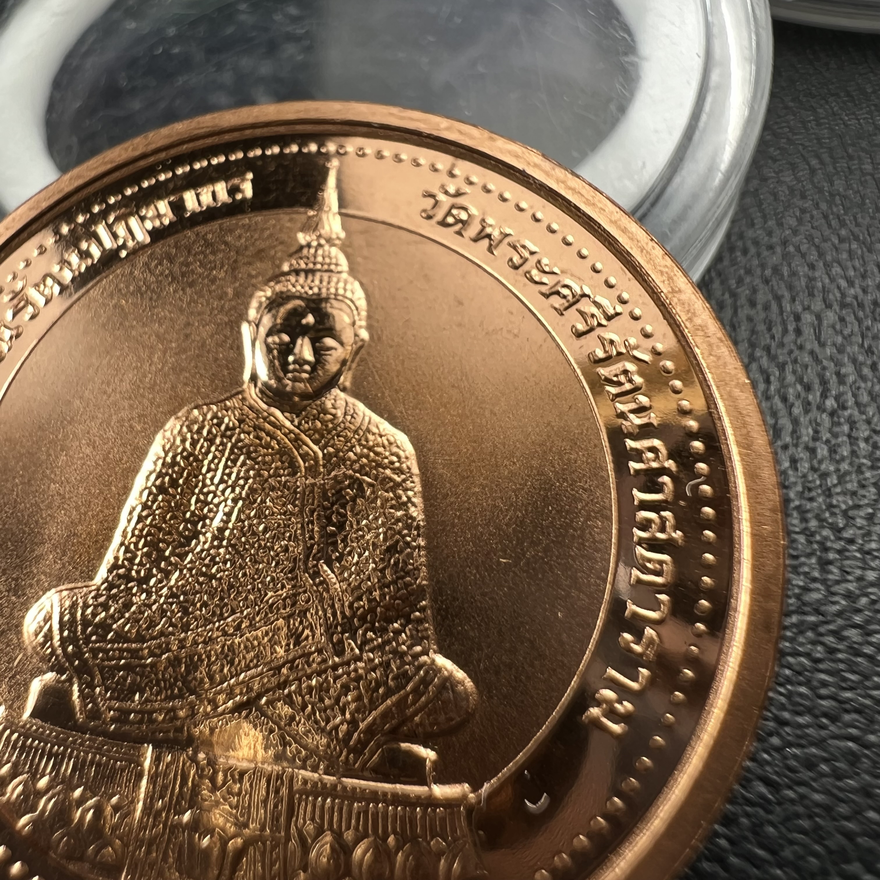 เหรียญพระแก้วมรกต ทรงเครื่องฤดูหนาว หลัง สธ.รุ่นเฉลิมพระเกียรติ ออกโดยมูลนิธิวิทยาเขตสิรินธรราชวิทยาลัย ในพระบรมราชูปถัมภ์ วัดบวรนิเวศวิหาร ปี 2538 เนื้อทองแดงบริสุทธิ์ 99.50% ขัดเงาสามมิติ ขนาด 2.7 ซม.ผลิตโดยโรงกษาปณ์ POB JOY MINT LTD.UK ประเทศอังกฤษ(เหร