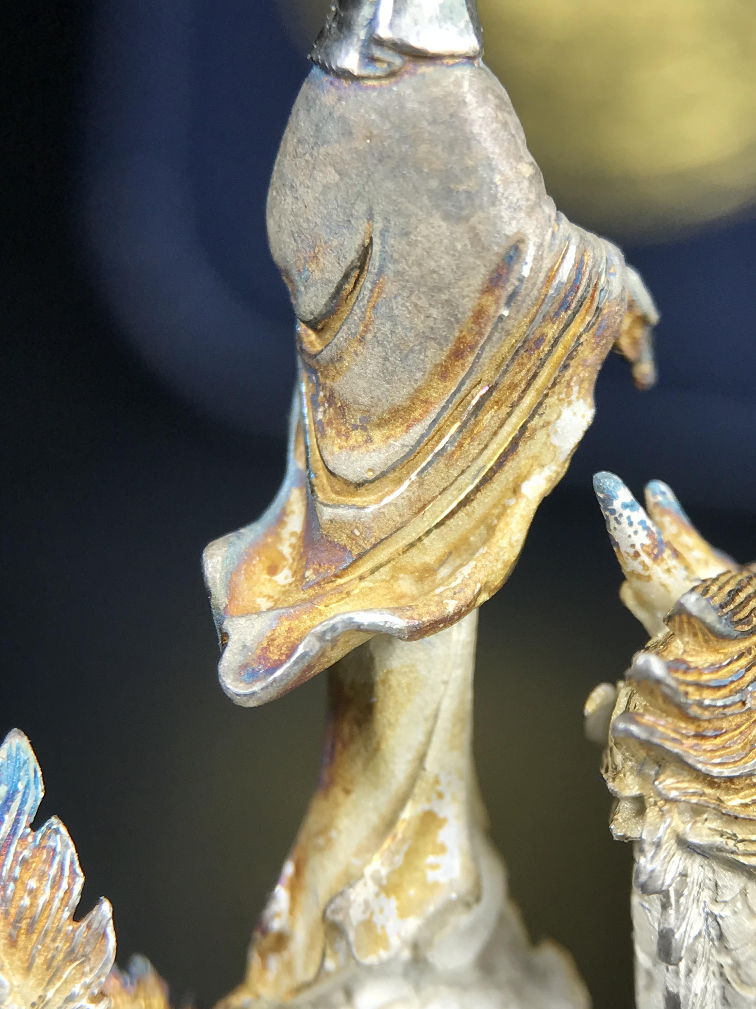 รูปหล่อลอยองค์พระโพธิสัตว์กวนอิม ทรงประทับมังกร จ.ระนอง ปี 2539 เนื้อเงิน พิมพ์ใหญ่(ผิวรุ้งไฟ)(สภาพผิวเดิมขึ้นสีรุ้งธรรมชาติสวยแบบนิยม)(เสน่ห์พระเนื้อเงินสีสันที่ธรรมชาติสรรค์สร้าง)เฉลิมฉลองในวโรกาสที่พระบาทสมเด็จพระเจ้าอยู่หัวทรงครองสิริราชสมบัติครบ50ปี