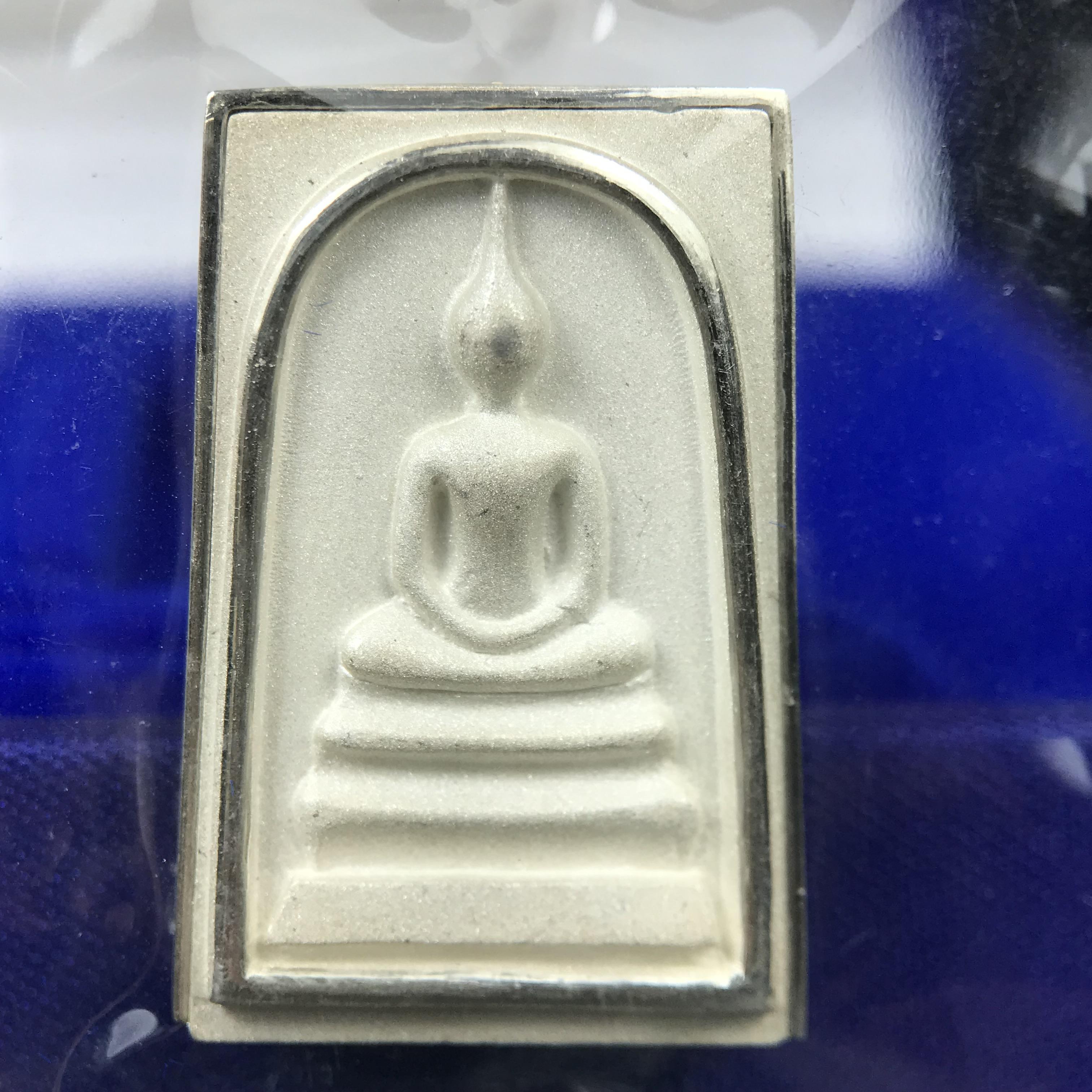 สมเด็จพุฒาจารย์ (โต พรหมรังสี) อนุสรณ์ 128 ปี สมเด็จพระญาณสังวร สมเด็จพระสังฆราช ทรงเมตตาอธิฐานจิต ปี 2543 มหาพุทธาภิเษก 3วาระ เหรียญรูปเหมือนสมเด็จพุฒาจารย์โตด้านหลังพระสมเด็จ พิมพ์ใหญ่เนื้อเงิน ขนาด 1.8 x 2.7 ซม. ทรงคุณค่าทั้งด้านความงานด้านพุทธศิลป์ แล