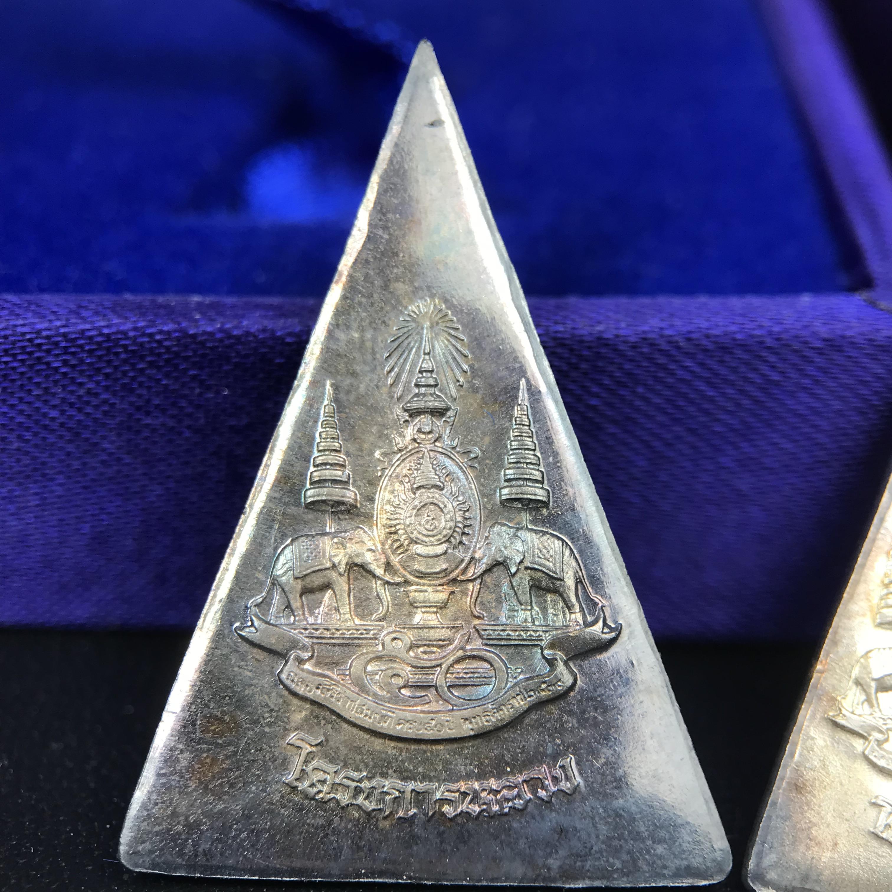 พระพุทธนวราชบพิตร พระพิมพ์จิตรลดา โครงการหลวง ปี2539 (พิมพ์ใหญ่+พิมพ์เล็ก) เนื้อเงินผิวเดิมขึ้นสีรุ่ง สวย แบบนิยมพร้อมกล่องบรรจุเดิม พิธีใหญ่ ปลุกเสกวัดพระแก้ว(1ชุด 2 องค์)