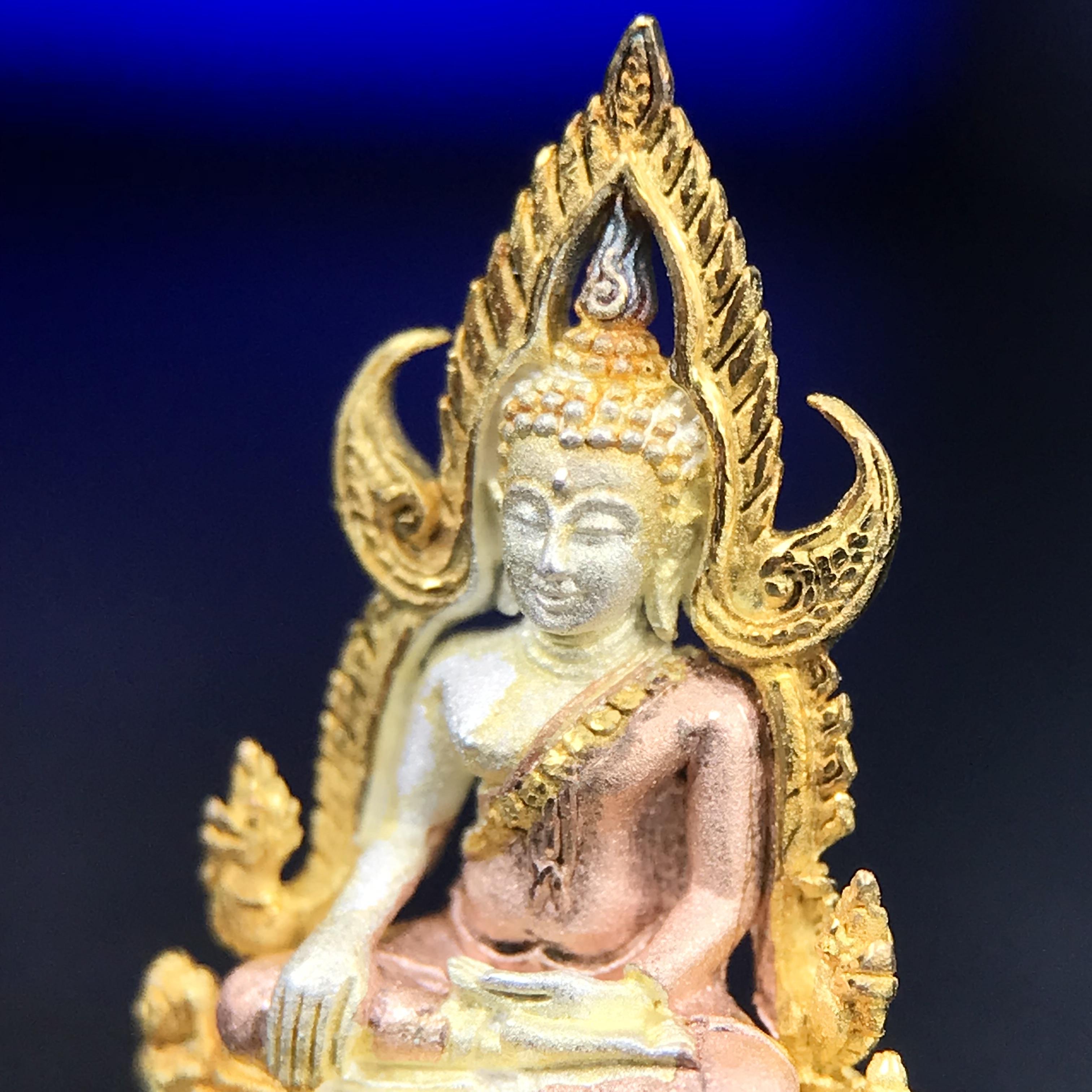 พระพุทธชินราช ภปร. โครงการ เพราะแผ่นดินนี้คือแผ่นดินเกิด เนื้อเงินชุบสามกษัตริย์ ปี2551 ขนาดหน้าตัก1/4นิ้ว (สวยงามทรงคุณค่า อีกหนึ่งรุ่นยอดนิยมหายาก) (สภาพคัดสวย กล่องบรรจุเดิมครบ)