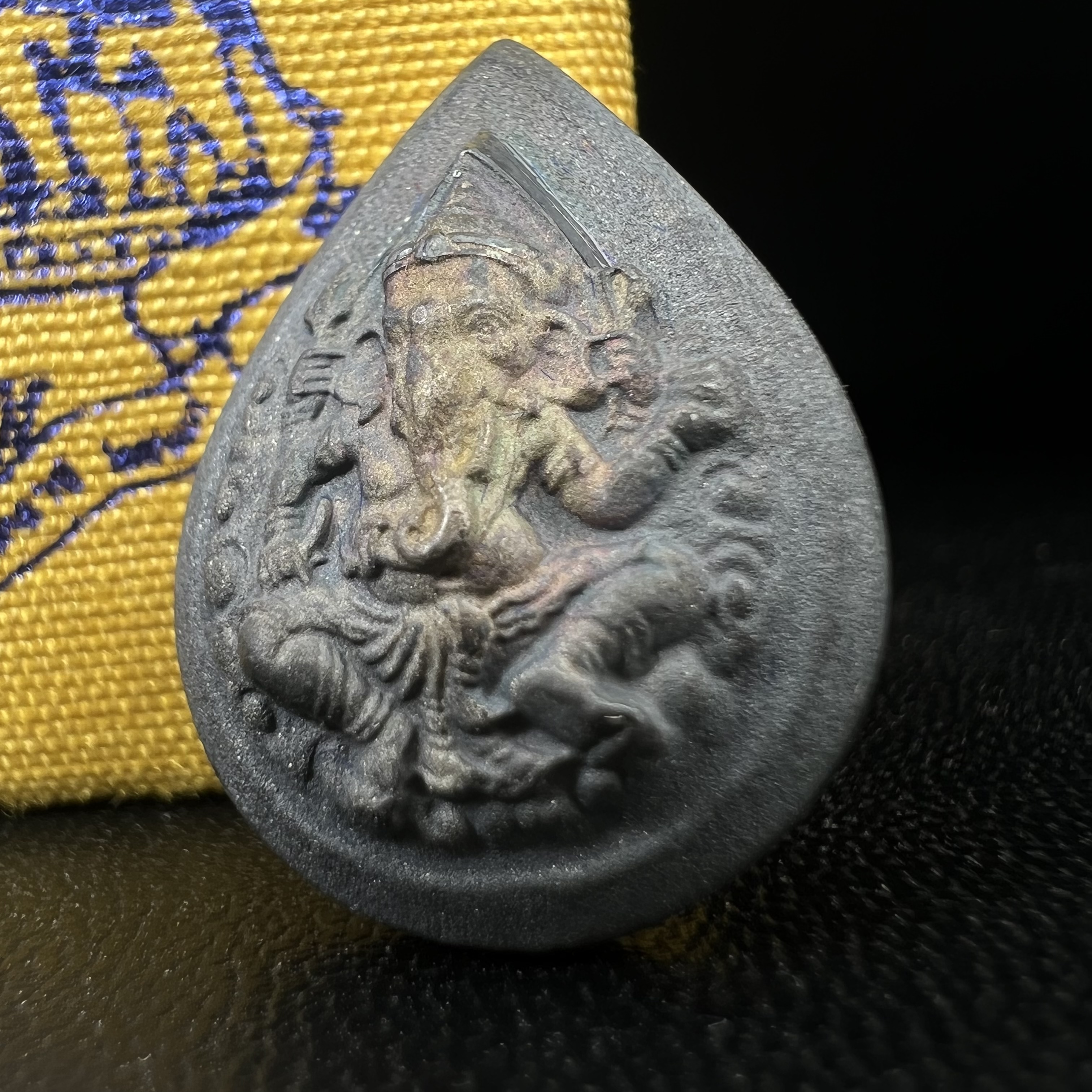 เหรียญพระพิฆเนศวร ญสส. ชุดกาญจนาภิเษกครองราชย์ 50 ปี พุทธศักราช 2538 พิมพ์เล็ก(1.9 ซม.) เนื้อเงินผิวเดิมกลับดำเข้มขลังงดงามธรรมชาติ สภาพสวยเดิมพร้อมกล่องบรรจุเดิม ตอกโค๊ดหมายเลขกำกับ(1ใน1000องค์)