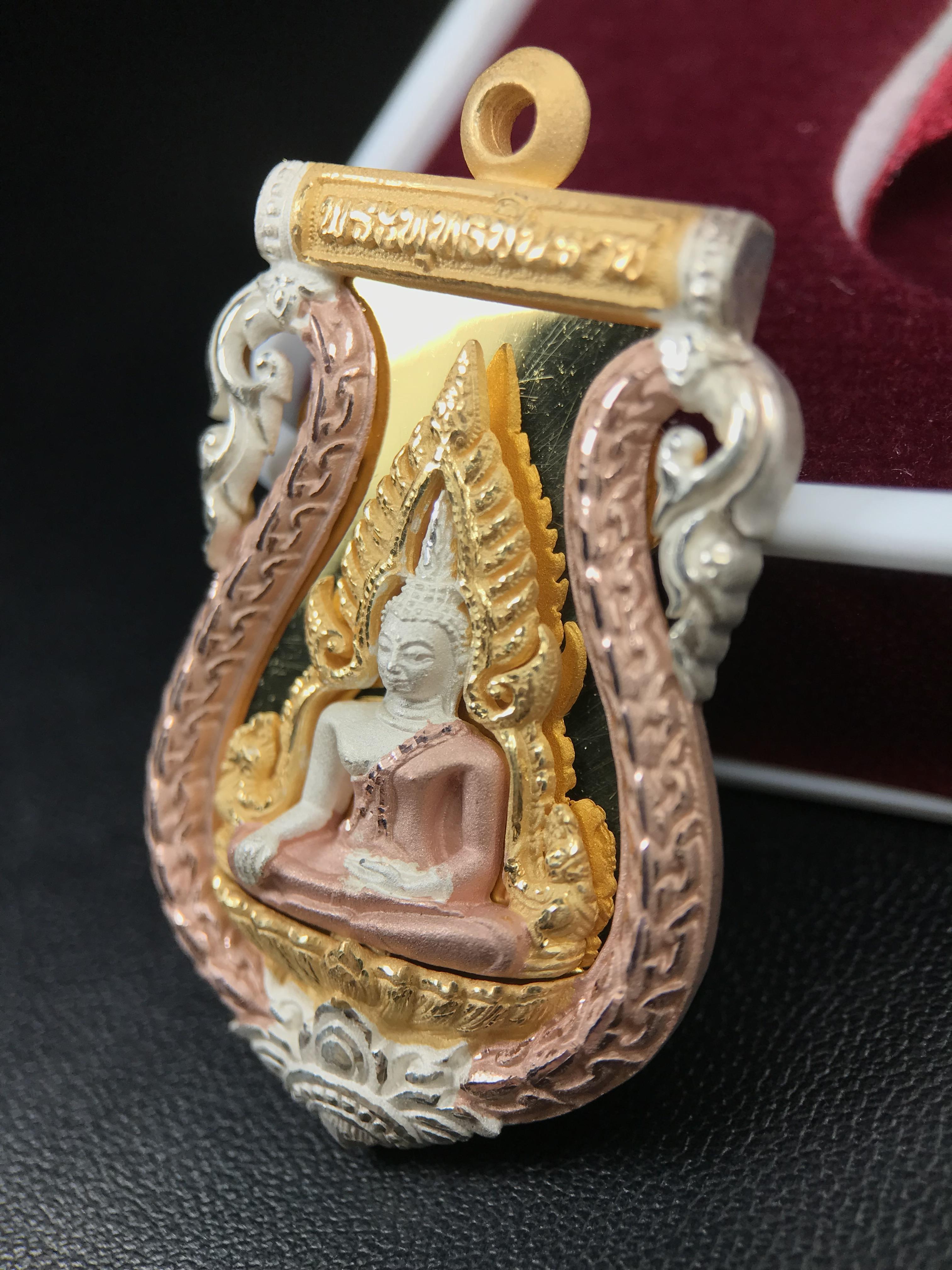 พระพุทธชินราช รุ่น ประวัติศาสตร์ มูลนิธิเพื่อตำรวจไทยจัดสร้าง ปี 2562 เนื้อเงินชุบสามกษัตริย์ขัดเงา พิมพ์เหรียญเสมาฉลุลาย พระพุทธชินราช อินโดจีน(ขนาดสูง 3.7ซม.(ไม่รวมห่วง))(สภาพสวยซีนซองเดิม กล่องบรรจุเดิมครบสมบูรณ์)(องค์หมายเลข 20)(1 ใน 999 เหรียญ)หายาก