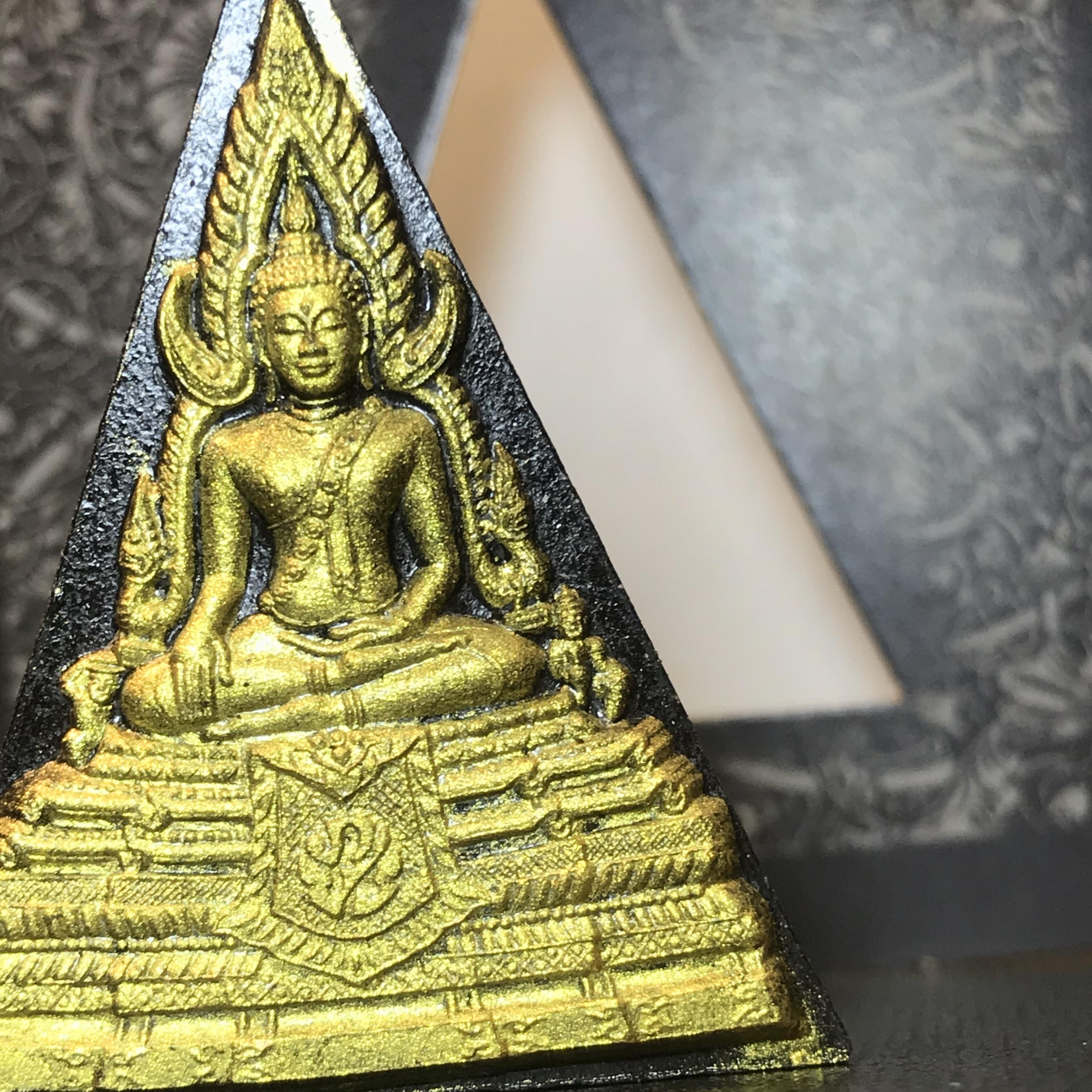 พระพุทธชินราช ภปร. โครงการ "เพราะแผ่นดินนี้ คือ แผ่นดินเกิด" ปี2548(รุ่นแรก) พระผงหลัง ภ.ป.ร. ทองแดง (พระราชทานเส้นพระเจ้า (เส้นผม)และมวลสารจิตรลดา)