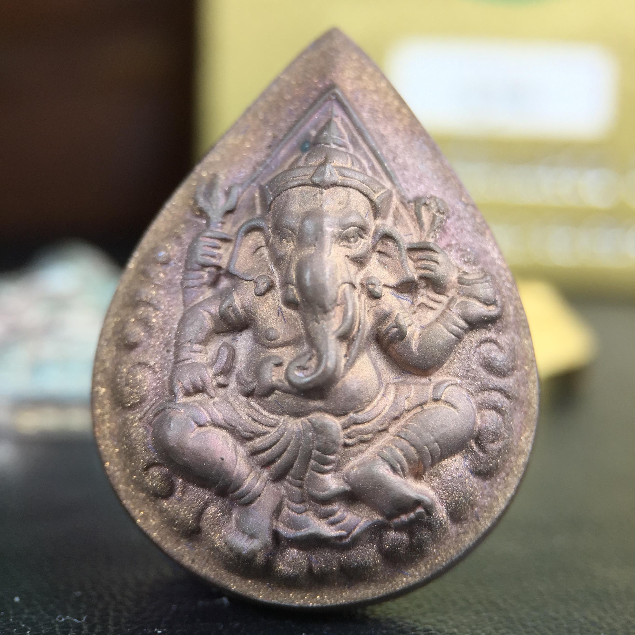 เหรียญพระพิฆเนศวร ญสส. ชุดกาญจนาภิเษกครองราชย์ 50 ปี พุทธศักราช 2538 วัดบวรนิเวศวิหาร ชุดทองคำพิมพ์ใหญ่(2.9 ซม.)(เนื้อทองคำ+เนื้อเงิน+เนื้อทองทิพย์) สภาพสวยเดิมพร้อมกล่องบรรจุเดิม ตอกโค๊ดหมายเลขกำกับ 634(พิธีใหญ่ พุทธศิลป์งดงาม)(นิยมหายาก)1 ใน 939 ชุด