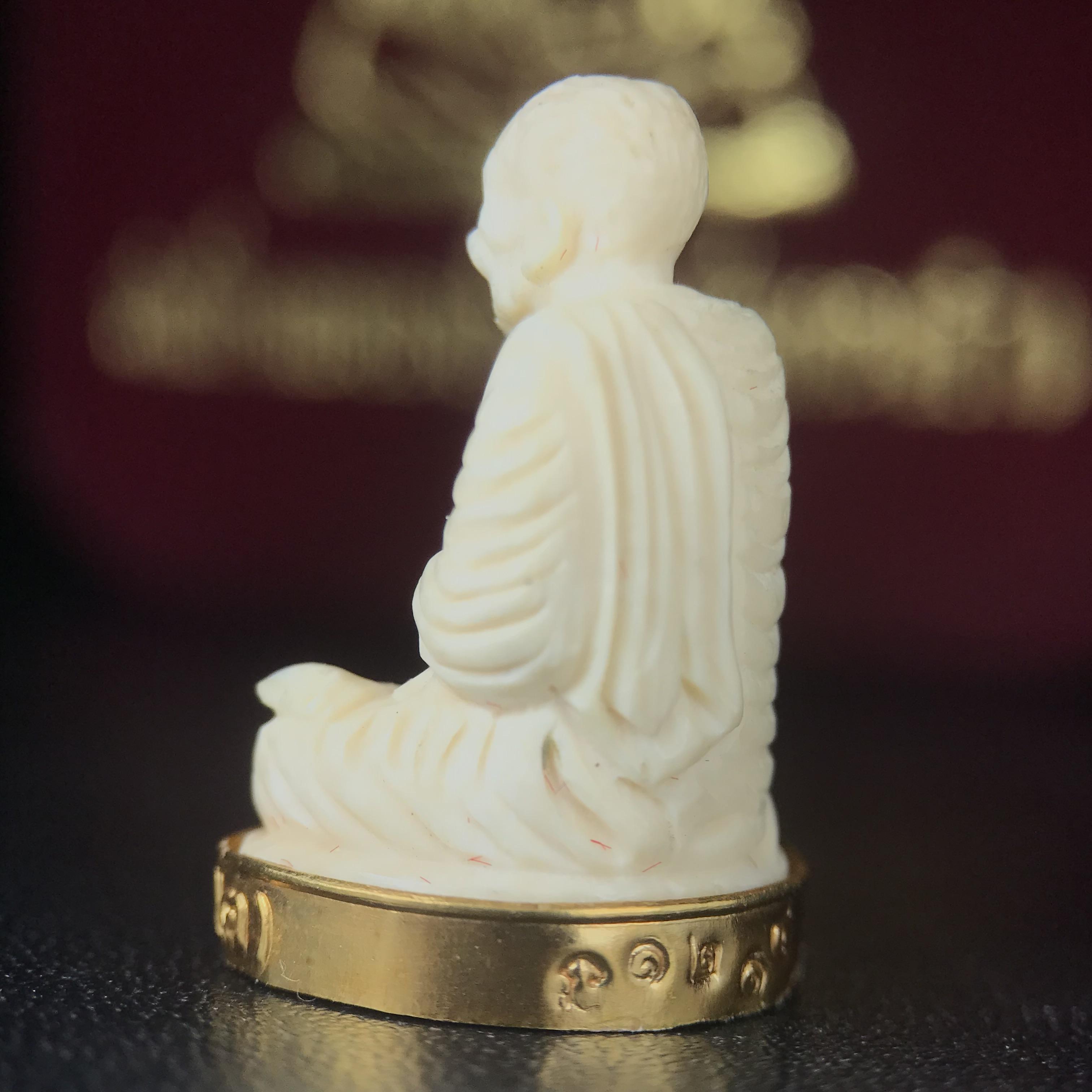 สมเด็จพระพุฒาจารย์ (โต พรหมรังสี) รุ่นคชสารหมื่นปี พ.ศ.2542 พิมพ์ลอยองค์(ฐานหุ้มทองคำ) ตอกโค๊ตและหมายเลข ๑๒๑๔ สภาพสวยสมบูรณ์กล่องบรรจุเดิมครบ (เลขสวยผลรวมได้แปด มีกินมีใช้ไม่มีหมด)(1ใน 9999 องค์)หายากพบเจอน้อยมาก