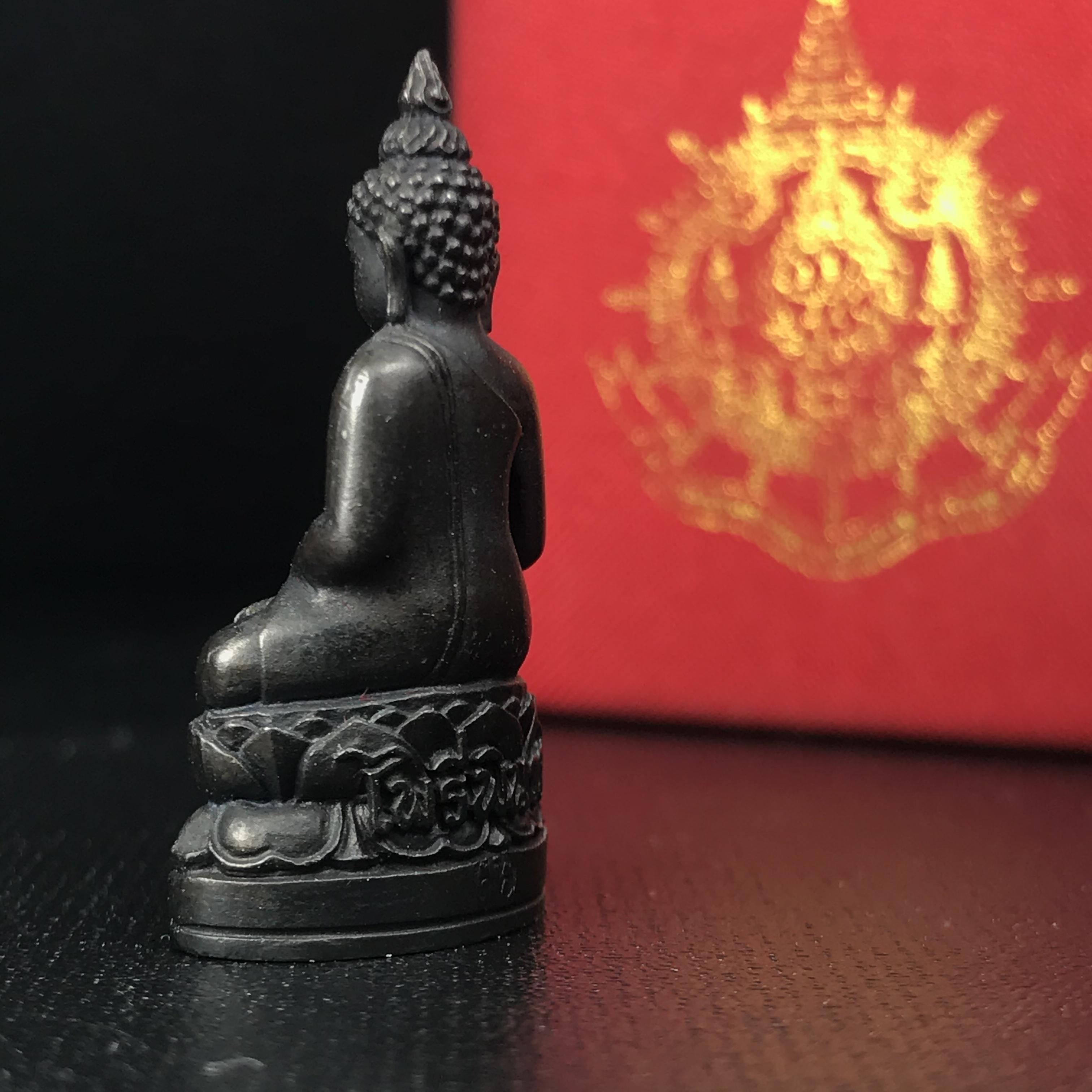 พระกริ่งไพรีพินาศ เฉลิมพระเกียรติ พระบาทสมเด็จพระเจ้าอยู่หัวรัชกาลที่9 พระชนมพรรษา 6 รอบ ปี2542 เนื้อนวโลหะผสมทองคำ(บรรจุเหล็กไหล)ดีนอก-ดีใน