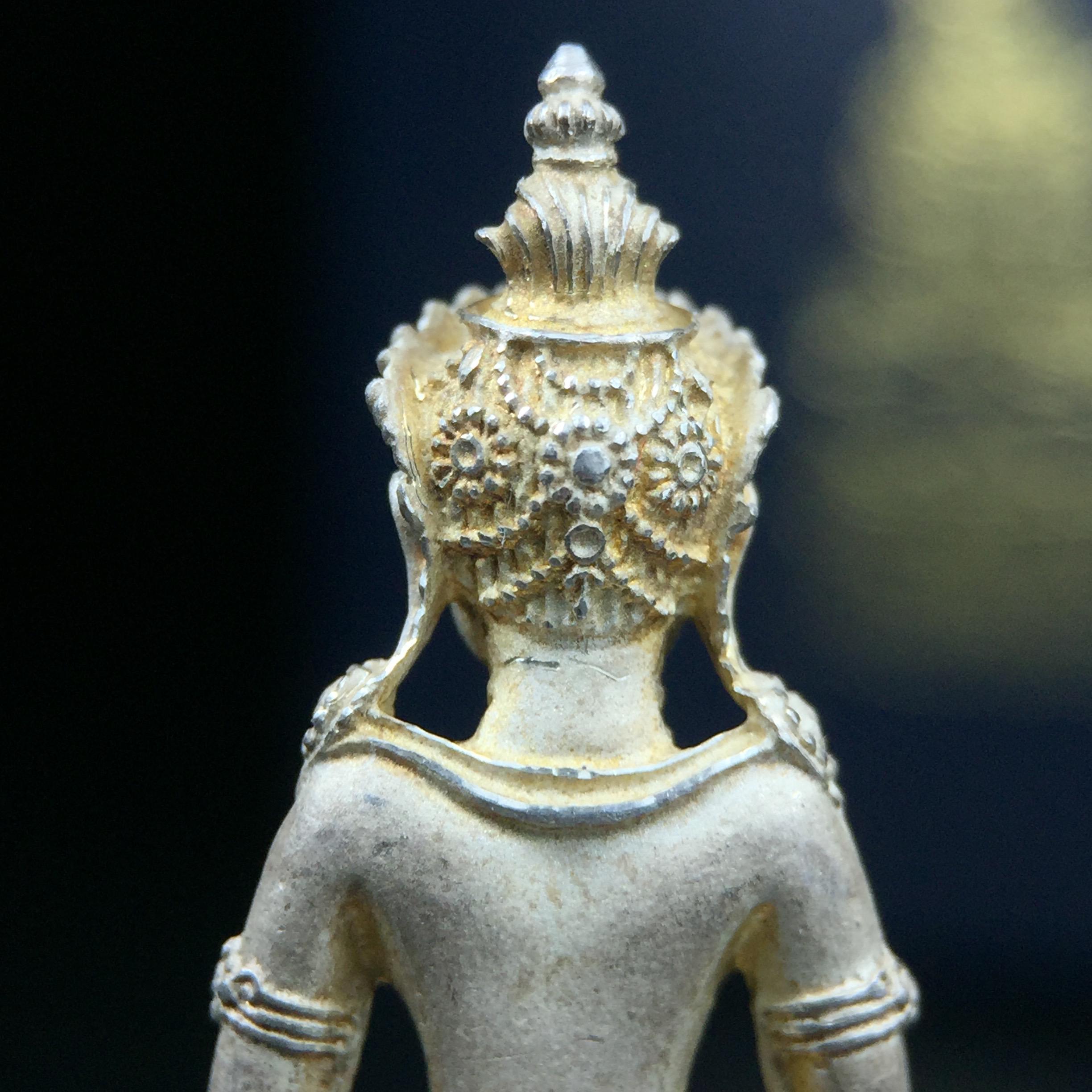 พระกริ่งอวโลกิเตศวร ( เจ้าแม่กวนอิม ) วัดโพธิ์แมนคุณาราม เนื้อเงิน พ่นทราย(ผิวเดิม ขึ้นสีรุ้งธรรมชาติ แบบนิยม เสน่ห์ของพระเนื้อเงิน) รุ่นอุดมโภคทรัพย์ พ.ศ.2539(อีกหนึ่งรุ่นยอดนิยม พุทธศิลป์สวยงดงาม)