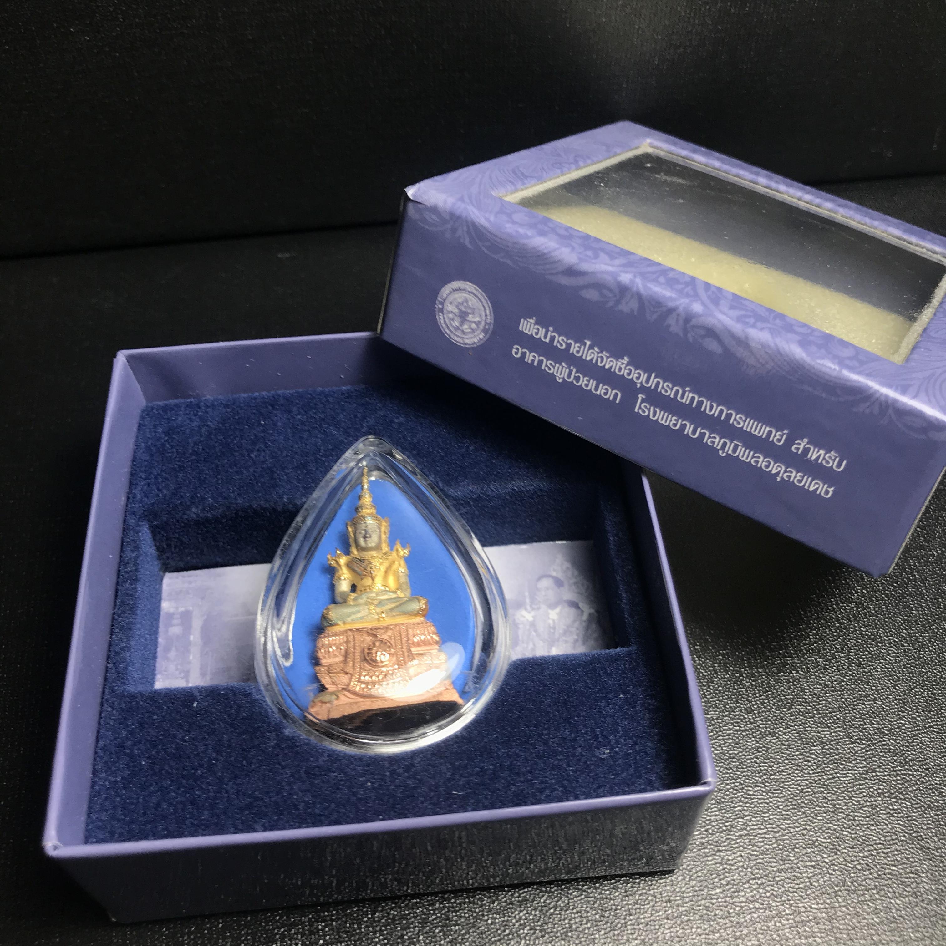 พระแก้วมรกต ภปร. ปี2547 จัดสร้างโดย รพ.ภูมิพลฯ เนื้อเงิน (3 กษัตริย์)ลอยองค์ หน้าตัก 1/2 นิ้ว (สภาพผิวเดิม ขึ้นสีรุ้งธรรมชาติ แบบนิยม) (1ใน3000องค์)