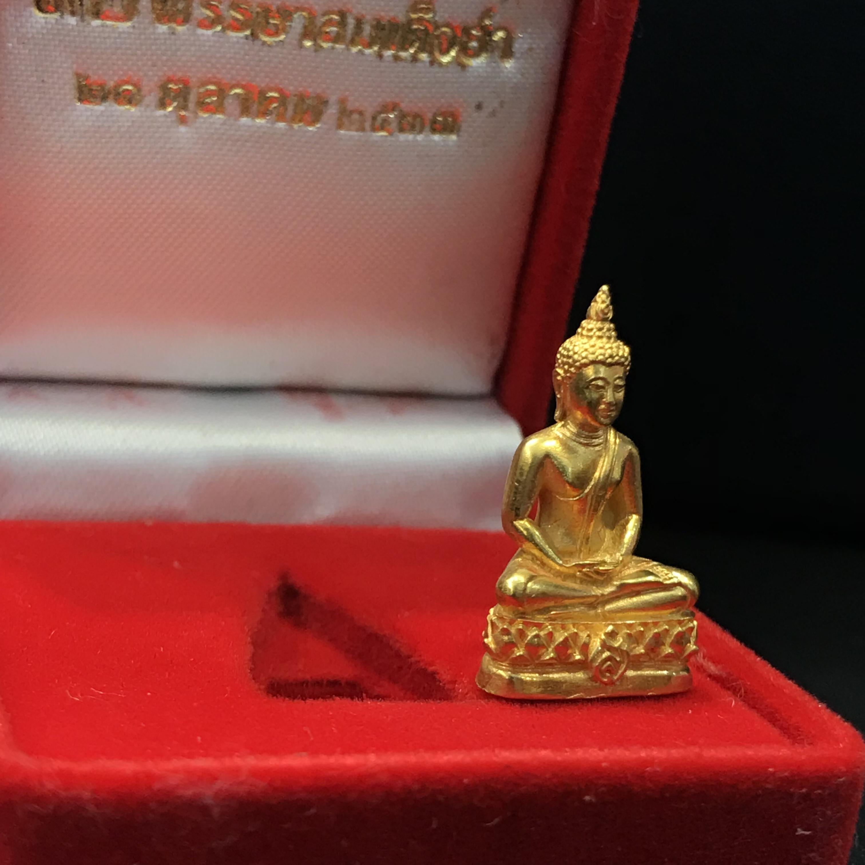 พระเครื่องปางสมาธิ 90พรรษาสมเด็จย่า ปี2533 เนื้อทองคำ (ในหลวงรัชกาลที่9เสด็จในพิธี)