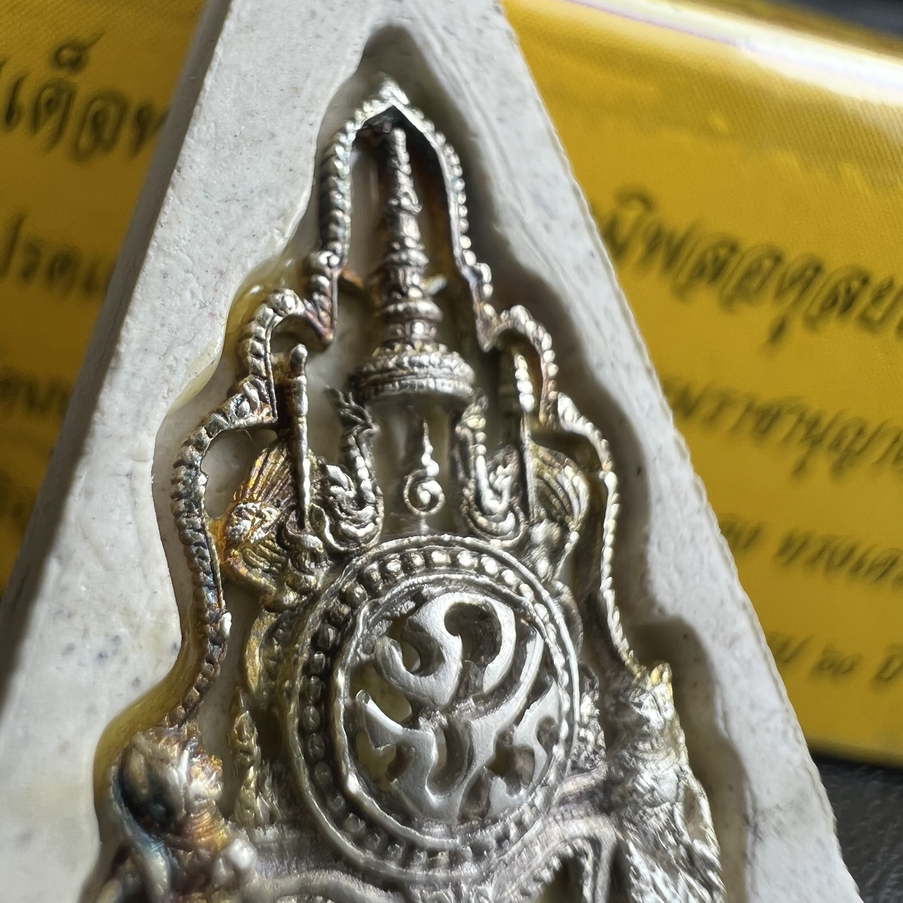 พระแก้วมรกต(จำลอง)ทรงเครื่องฤดูร้อน พระผงบูชา ด้านหน้าปิดทอง ด้านหลังตราสัญลักษณ์ฉลองสิริราชสมบัติครบ 60ปี เนื้อเงิน(รุ่นนี้ได้พระราชทานเส้นพระเจ้า(เส้นผม)รัชกาลที่9ในการจัดสร้าง)