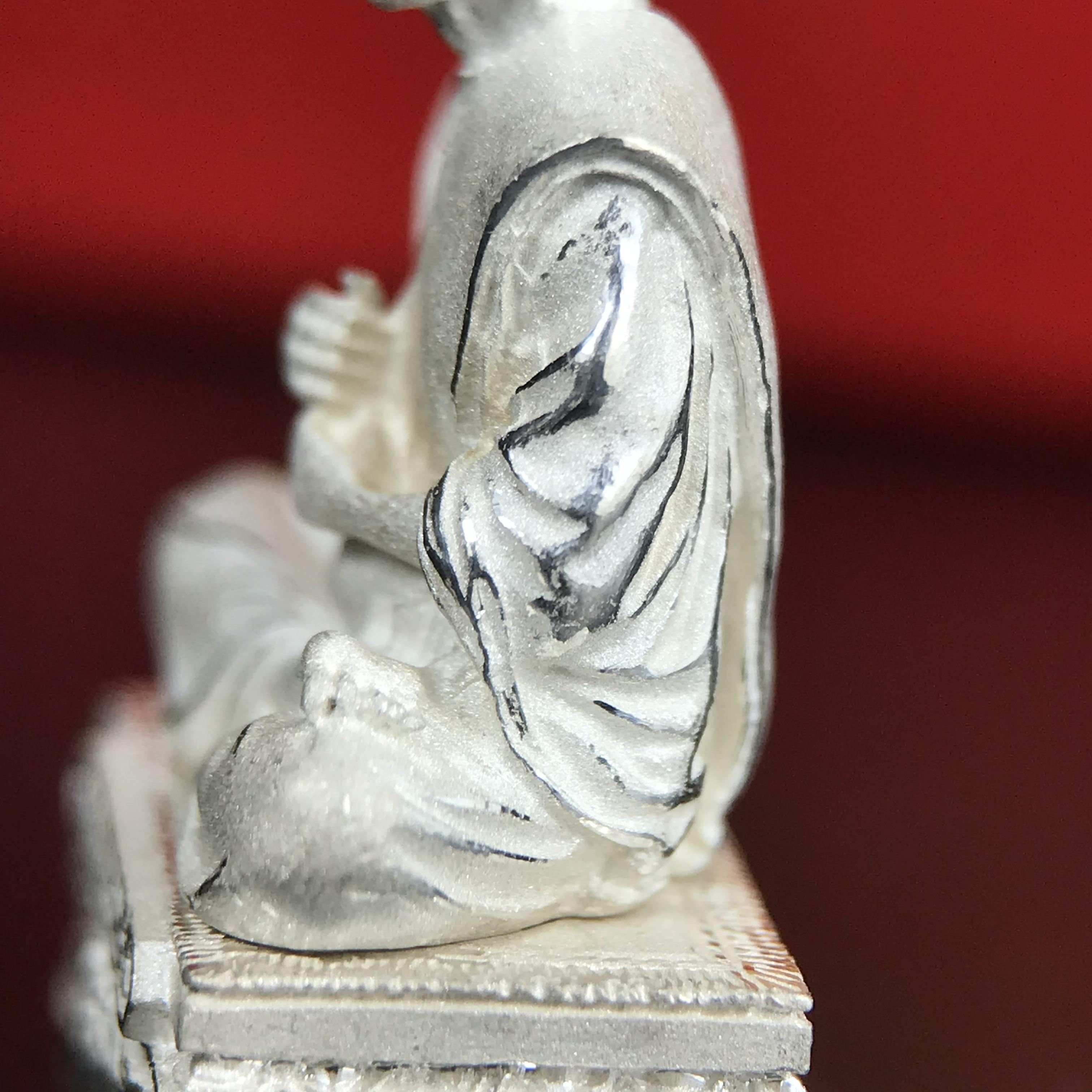 สมเด็จพุฒาจารย์ (โต พรหมรังสี) อนุสรณ์ 128 ปี สมเด็จพระญาณสังวร สมเด็จพระสังฆราช ทรงเมตตาอธิฐานจิต ปี 2543 มหาพุทธาภิเษก 3วาระ รูปเหมือนลอยองค์พิมพ์ใหญ่เนื้อเงิน ขนาด 1.5 x 2.5 ซม. ทรงคุณค่าทั้งด้านความงานด้านพุทธศิลป์ และพุทธคุณ(องค์หมายเลข ๑๐๘(เลขสวย)