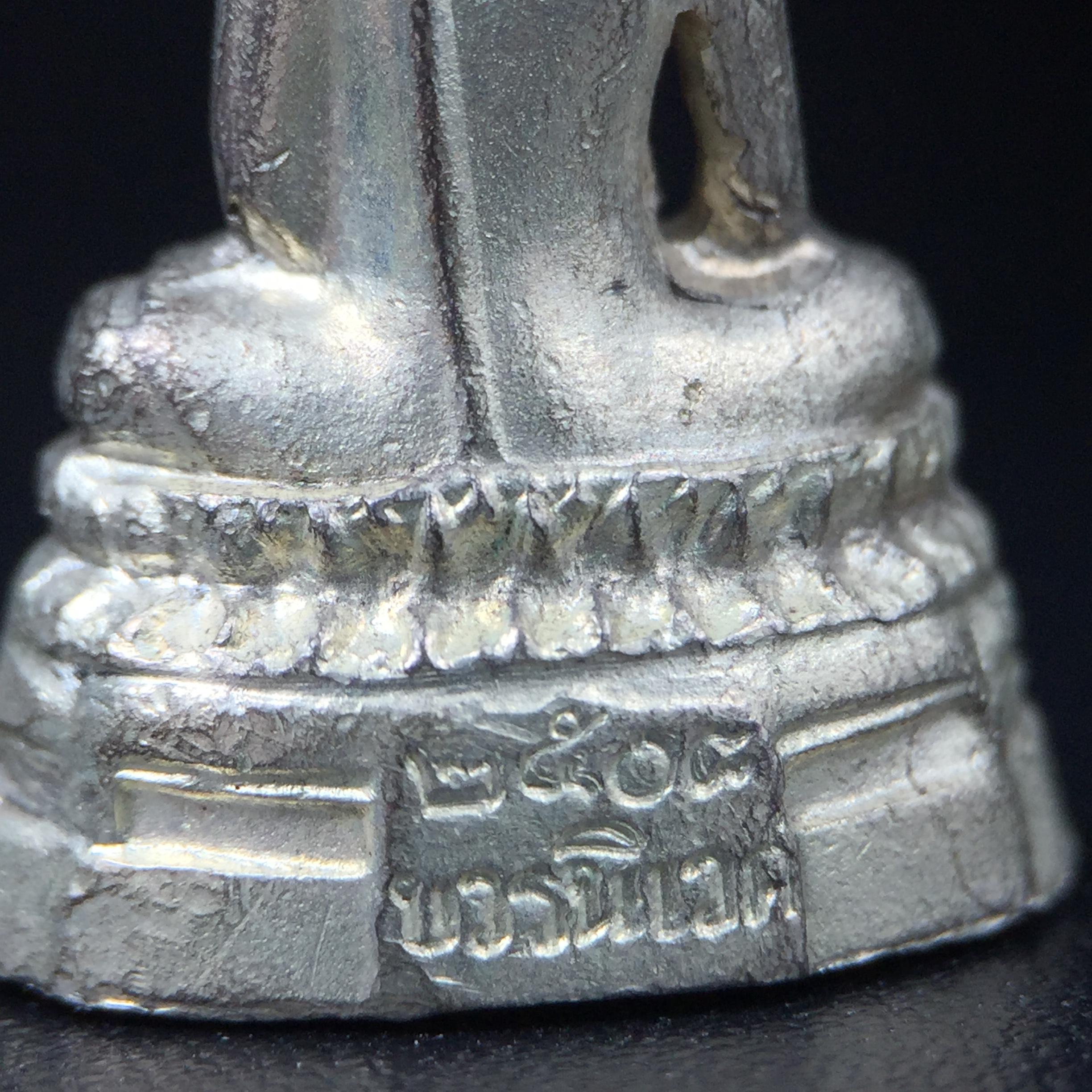 พระกริ่ง ภปร.(รุ่นแรก) วัดบวรนิเวศวิหาร พ.ศ.2508 กะไหล่เงินเดิม(กรรมการ)พิมพ์นิยม(ก้นตะไบหยาบ)สภาพคัดสวยเดิม(ในหลวงรัชกาลที่9ทรงเสด็จเททอง)พบเจอน้อยหายากมาก