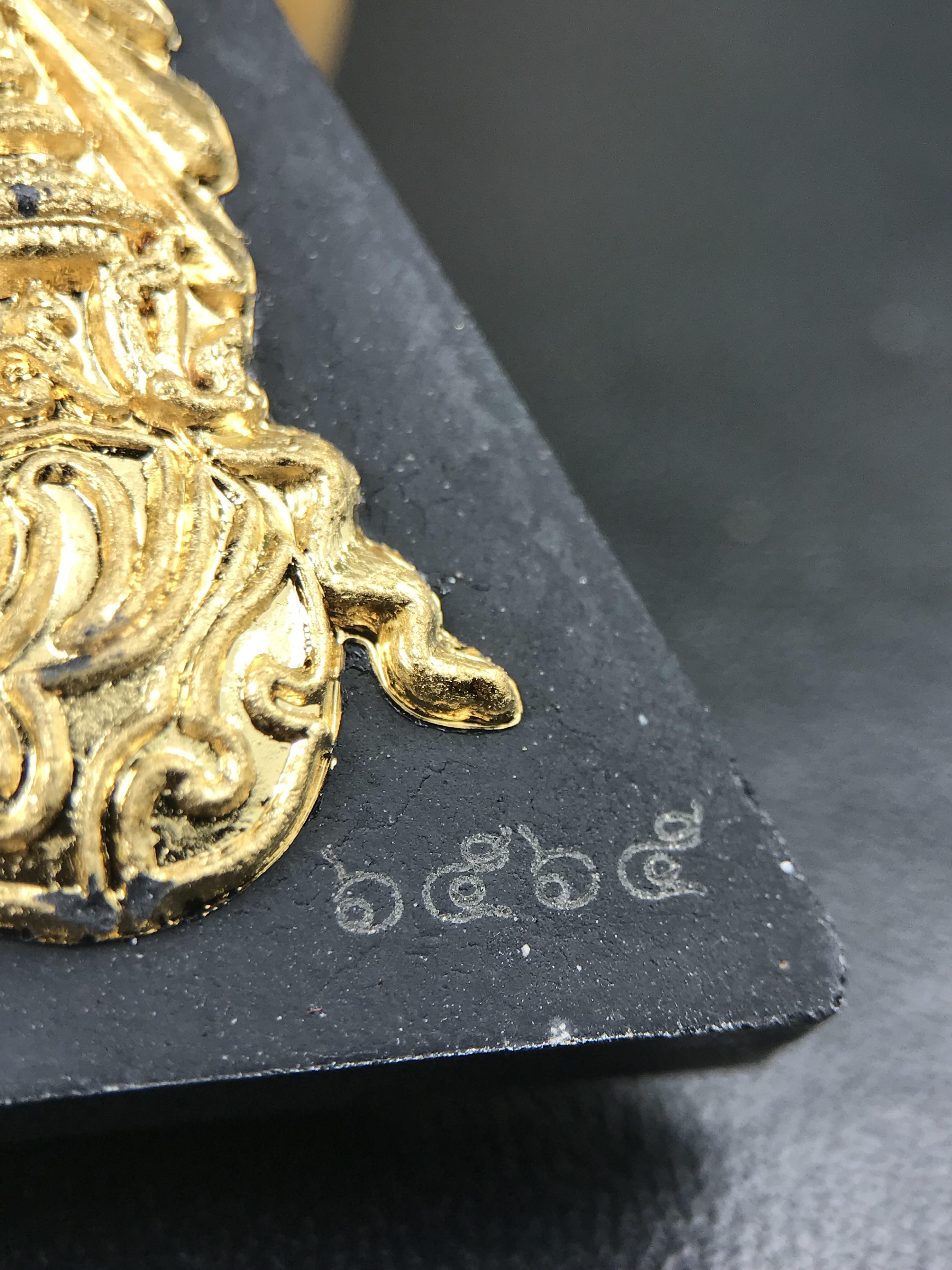 พระพุทธชินราช(จำลอง)ภปร. 84พรรษา เนื้อผงปิดทองด้านหน้า หลัง ภ.ป.ร. ยิงทอง(พระราชทานมวลสาร จิตรลดาและเส้นพระเจ้า ร.9(เส้นผม))ทรงคุณค่าอีกหนึ่งรุ่นยอดนิยม