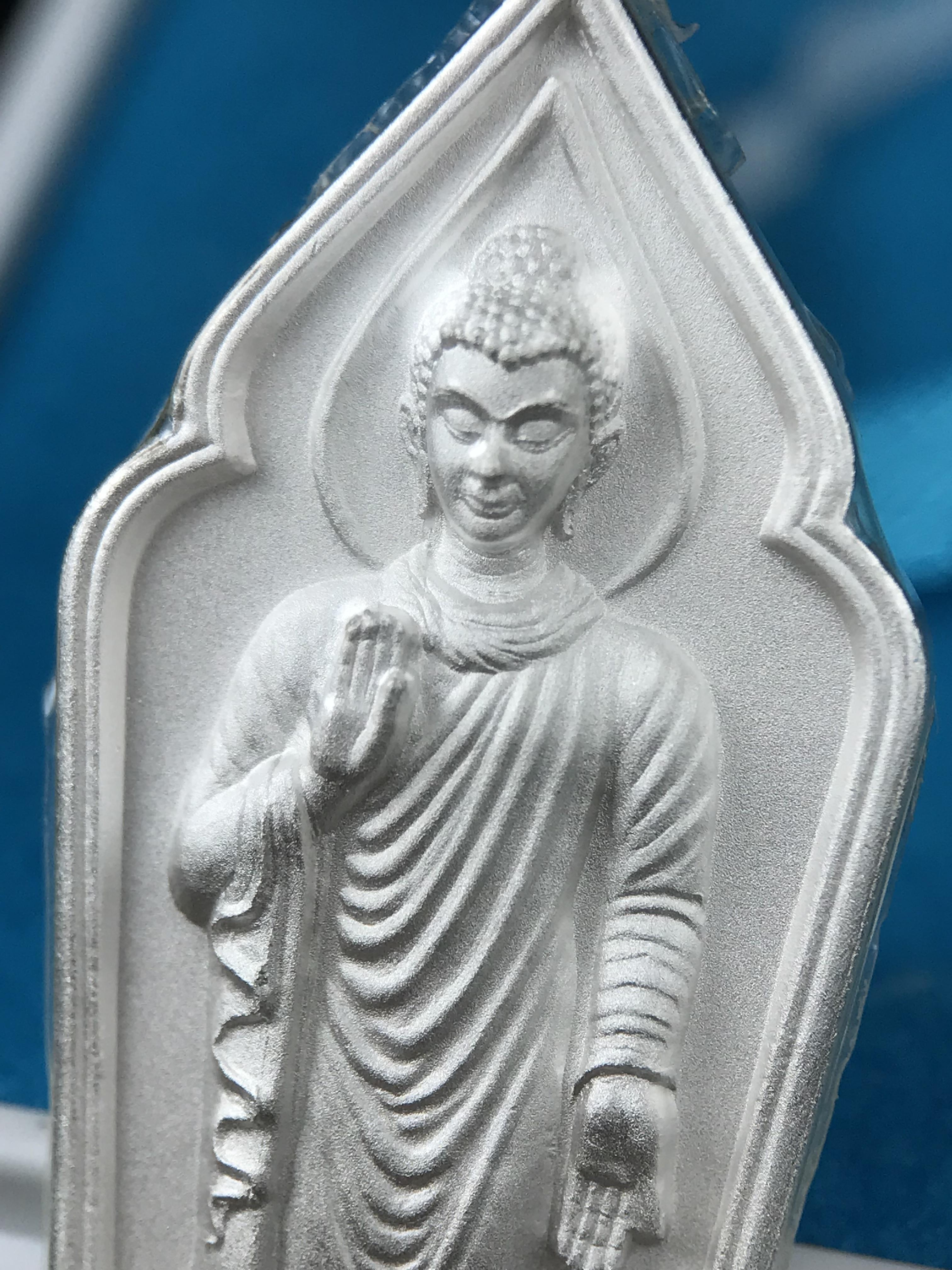 เหรียญที่ระลึกพระพุทธเมตตาประชาไทยไตรโลกนาถคันธารราฐอนุสรณ์ หลัง ภปร. และ สก. วัดทิพย์สุคนธาราม จ.กาญจนบุรี ปี 2558 เนื้อเงิน 99.99% ขนาดสูง 4.6 ซม. ที่ระลึก ร.9 พระชนมพรรษาครบ 7 รอบ และ สมเด็จพระราชินี พระชนมพรรษา 80 พรรษา พิธีใหญ่(หายาก1 ใน 999 เหรียญ)