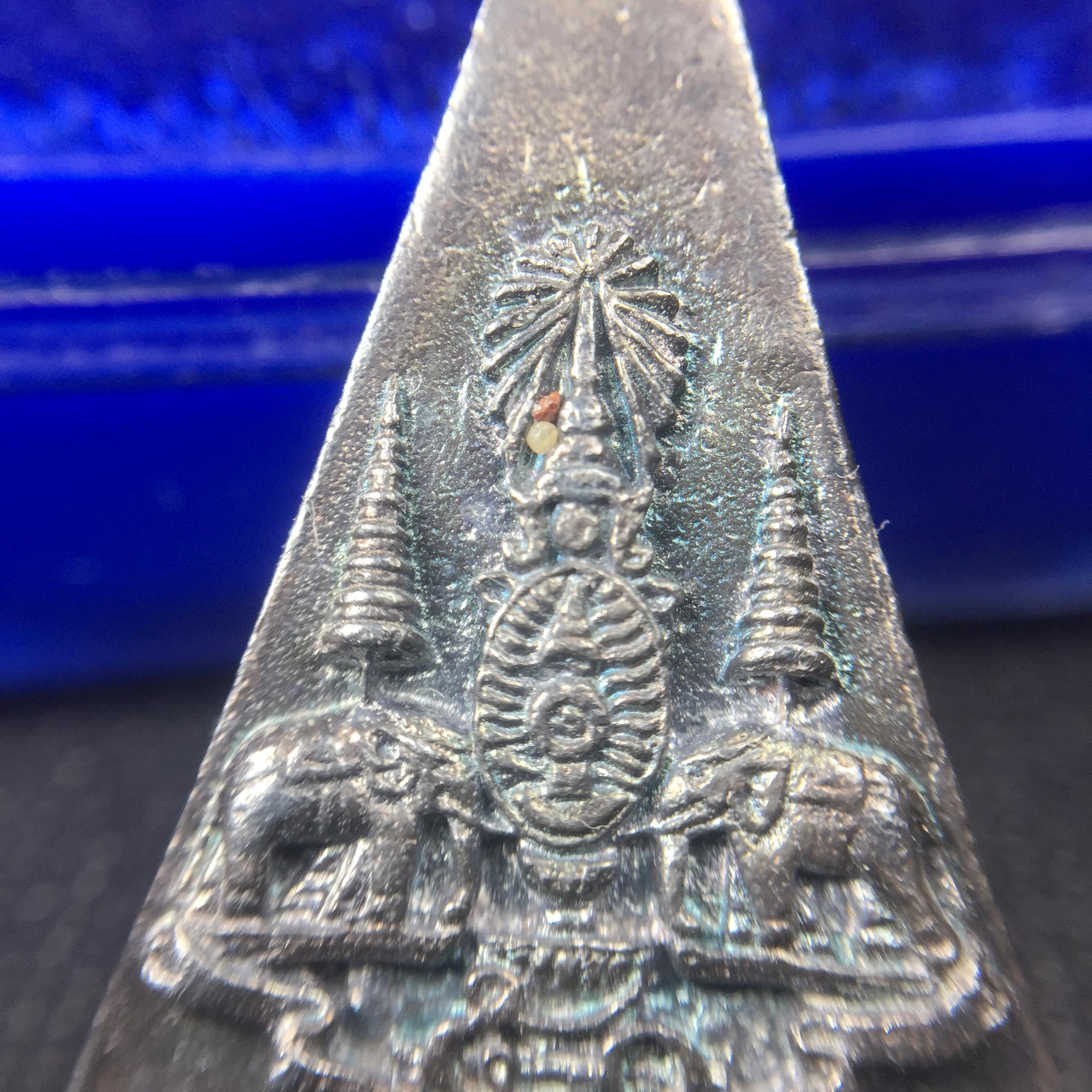 พระกำลังแผ่นดิน (สมเด็จจิตรลดา2) จัดสร้างเฉลิมพระเกียรติ ร.9 ครองราชย์ 50 ปี 2539 เนื้อเงิน+เนื้อนวโลหะ(สร้างน้อยหายาก)พร้อมกล่องบรรจุเดิม(1ใน2539องค์)