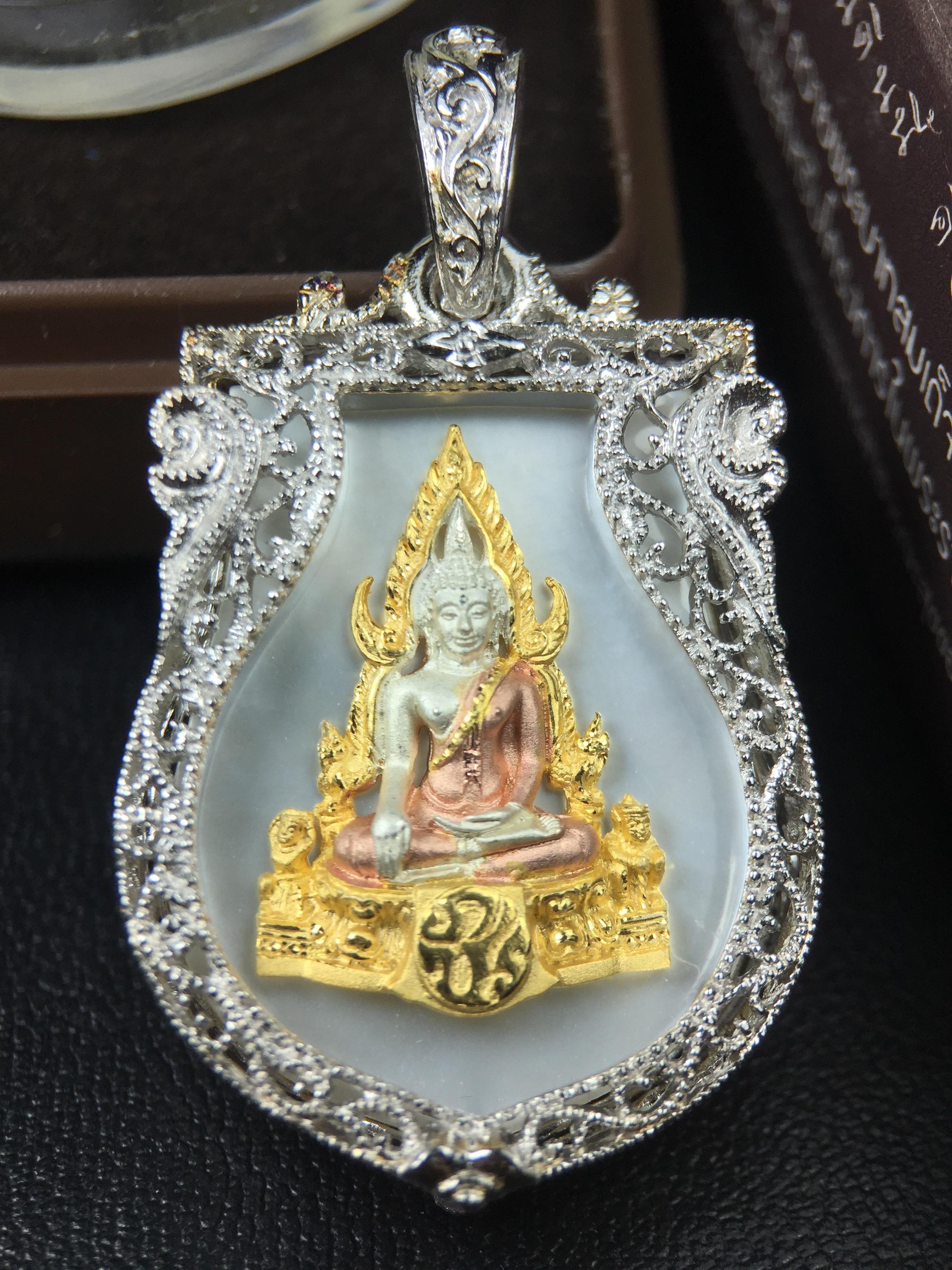 พระพุทธชินราช ภปร. โครงการ "เพราะแผ่นดินนี้ คือ แผ่นดินเกิด" ปี2548(รุ่นแรก) เหรียญทรงเสมา ขนาด 21 x 29 มม.เนื้อเงินสามกษัตริย์ องค์พระชุบสามกษัตริย์ ล้อมด้วยกรอบเงินชุบทองคำขาวสลักเสลาเป็นลวดลายละเอียดอ่อน ส่วนพื้นองค์พระเป็นเปลือกหอยมุขงดงาม