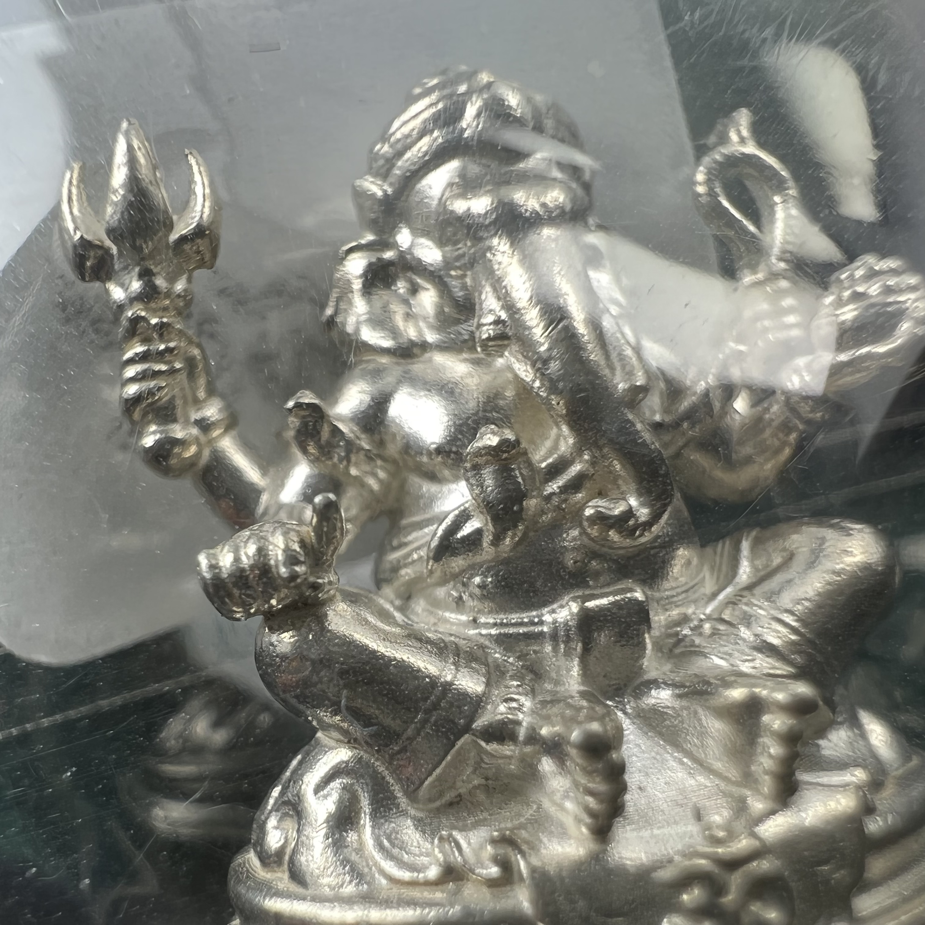 พระพิฆเนศวร รุ่น 108 ปี แห่งการสถาปนากรมศิลปากร ปี 2562 เนื้อเงิน ขนาดลอยองค์ หน้าตัก 1/2 นิ้ว(ขนาดประมาณ 1.8 x 2.1 ซม.)(พิธีใหญ่ มวลสารดี)(มีโค๊ดและหมายเลขกำกับเลข)1 ใน 1999 องค์