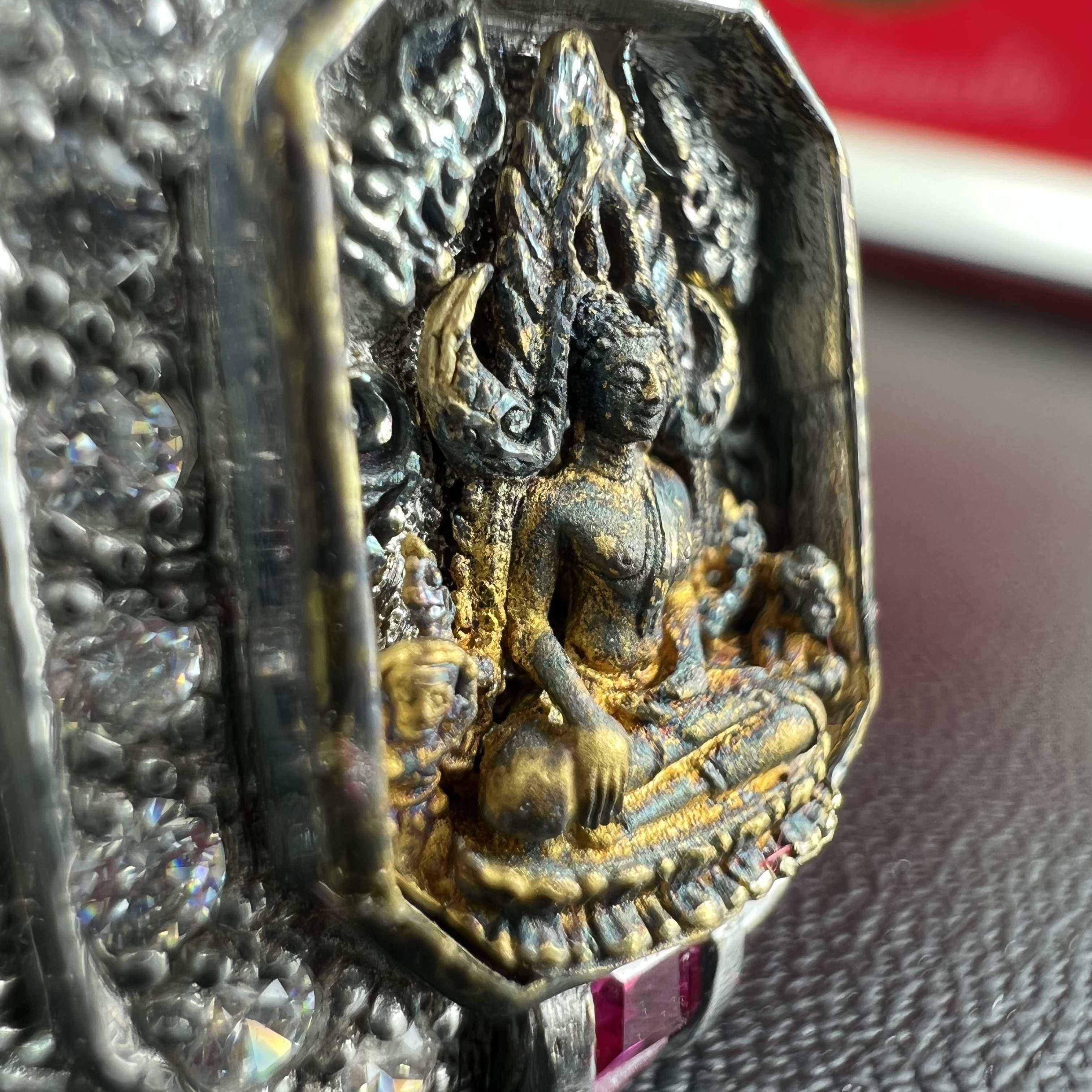 แหวนพระพุทธชินราช ภปร. ในวโรกาสเฉลิมพระชนมายุ6รอบ 5ธันวาคม2542 มูลนิธิพิทักษ์ดวงตาประชาชน จัดสร้าง แหวนเนื้อเงินเคลือบทองคำบริสุทธิ์ประดับเพชร CZ เกรดนอก ตอกโค๊ตและหมายเลข 504(ผลรวมได้ 9 เลขมหามงคลเจริญก้าวหน้าในทุกด้าน) พร้อมกล่องบรรจุเดิมครบ(หายาก)