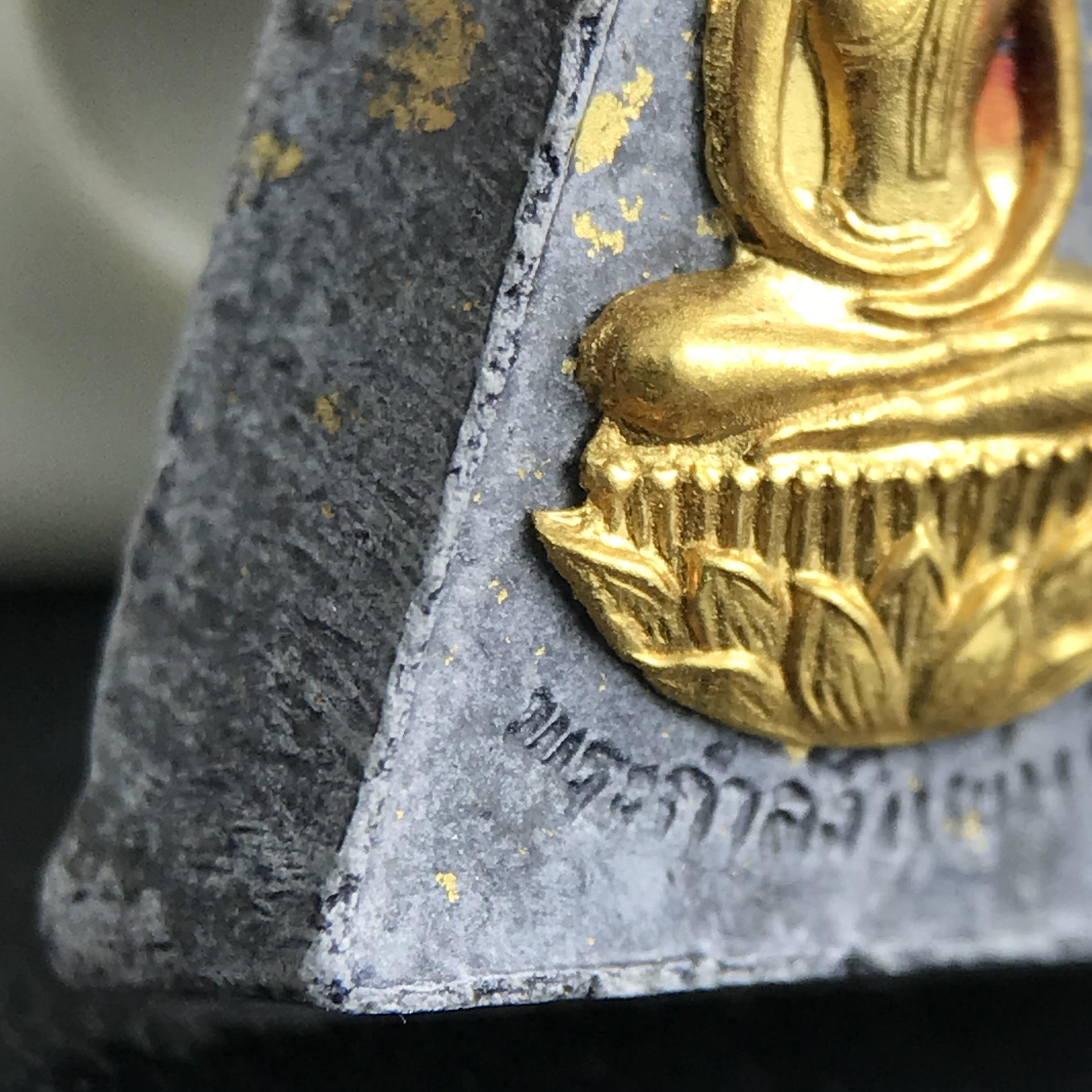 พระกำลังแผ่นดิน พระราชทาน วัดบวรนิเวศวิหาร ปี 2539 พิมพ์เล็กหน้ากากทองคำ (ในหลวง รัชกาลที่ 9 พระราชทานมวลสารจิตรลดา)นิยมหายาก