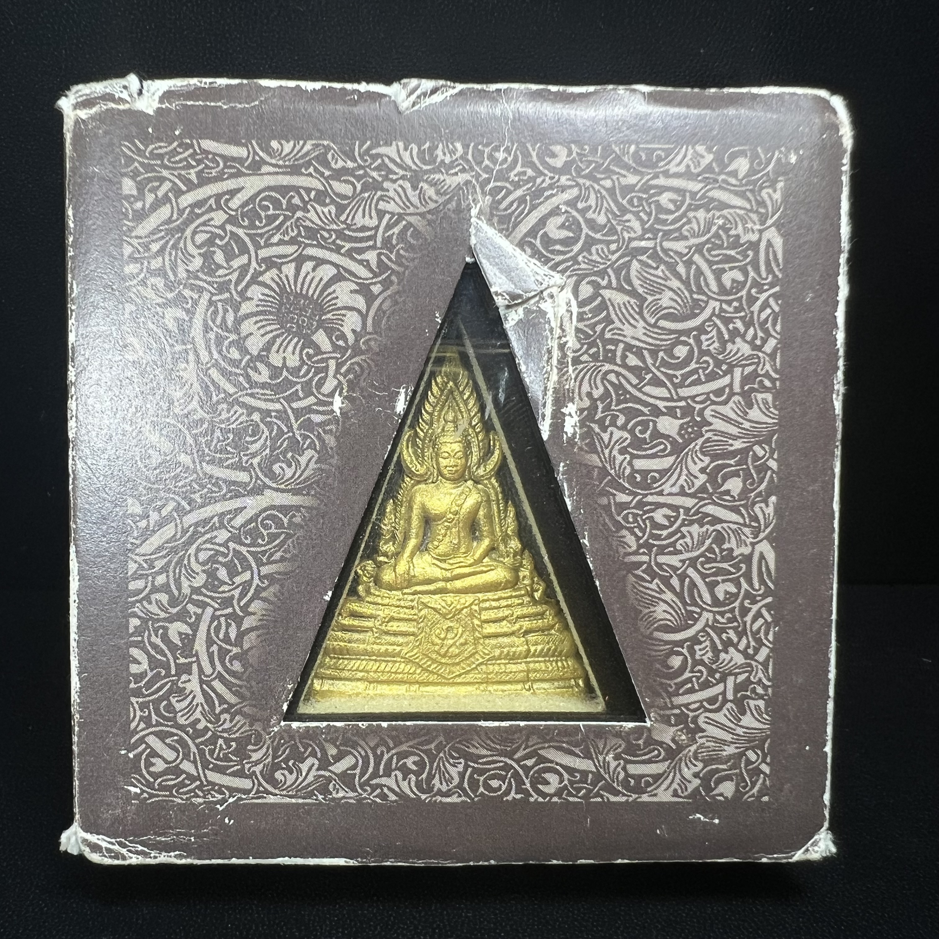 พระพุทธชินราช ภปร. โครงการ "เพราะแผ่นดินนี้ คือ แผ่นดินเกิด" ปี2548(รุ่นแรก) พระผงหลัง ภ.ป.ร. ทองคำ(หนัก 1.1 กรัม) (พระราชทานเส้นพระเจ้า (เส้นผม)และมวลสารจิตรลดา)