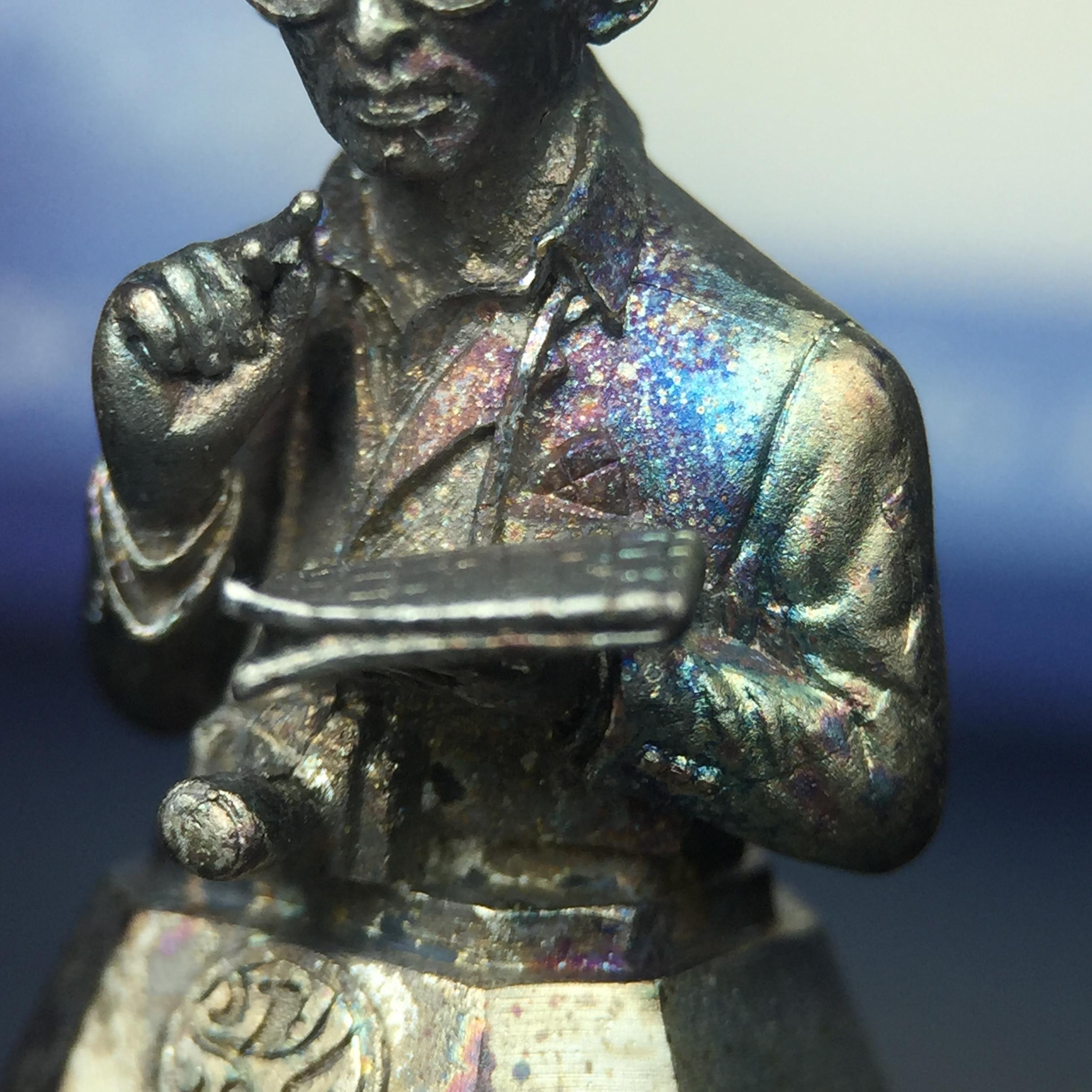 พระบรมรูปพระบาทสมเด็จพระเจ้าอยู่หัวรัชกาลที่ 9(ทรงงาน) ภปร. รุ่นเพราะแผ่นดินนี้คือแผ่นดินเกิด ปี 2551 ขนาดสูง 1 นิ้ว เนื้อเงิน(ผิวเดิมขึ้นสีรุ้งธรรมชาติสวยมาก)(ด้านหน้า ฐานพระบรมรูปฯ ประดิษฐานอักษรพระปรมาภิไธย ภ.ป.ร.)นิยมหายาก(1 ใน 5000 องค์)