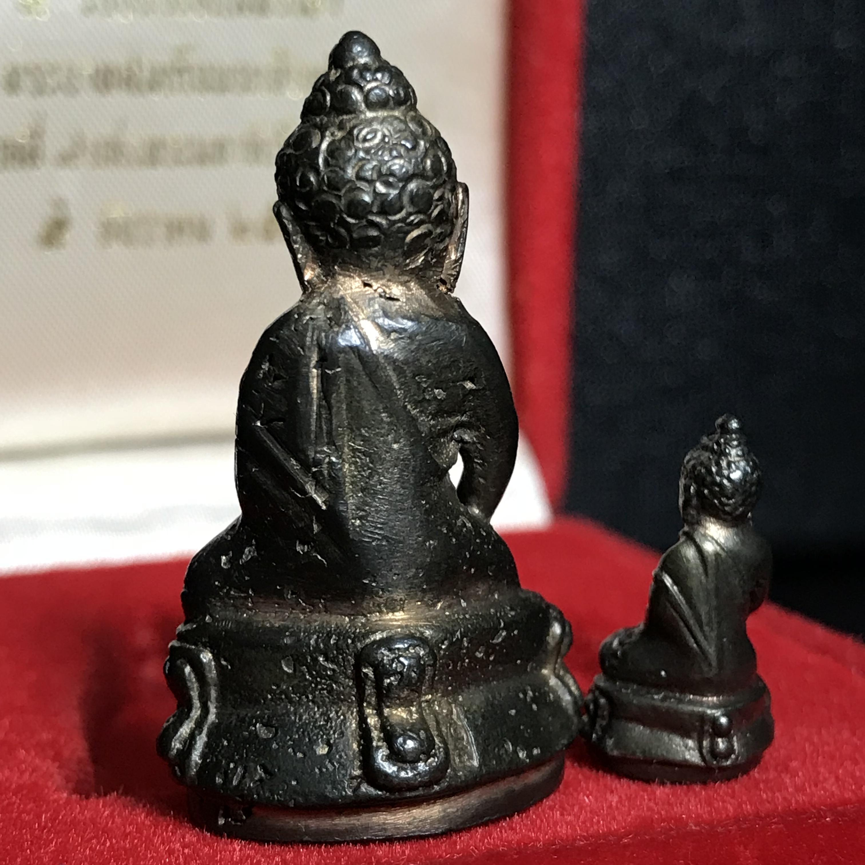 พระกริ่ง-พระชัยวัฒน์ ปวเรศ ปี2530 วัดบวรนิเวศราชวรวิหาร(ในหลวง ร.9 เสด็จเททอง)(บรรจุเส้นเกศาในหลวงรัชกาลที่9)